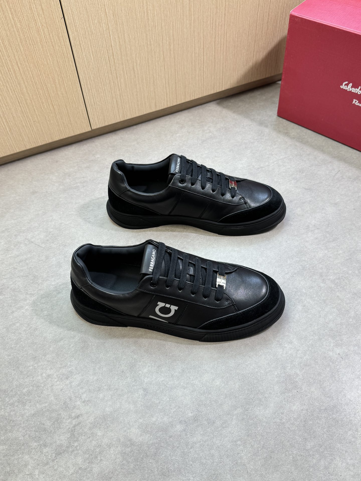 NO:348214,【Ferragamo】Ferragamo - High-end quality Original single casual sports shoes - Upper Napa calfskin, reverse velvet calfskin, shoe body. Shoe tongue silk-print high Zhoubo brand logo totem - Inner water dyed cowhide - Outsole ultra-light TPR rubber; Formed sole - Ultra-high quality control · Fine workmanship highlighted (high-end, noble, grade) -Size 38-45 (46, custom made)·FR9996,,ferragamo,ferragamo,cowhide19860909【 Ferragamo】菲拉格慕 -高端品质 原单·休闲运动版鞋 -鞋面纳帕小牛皮、反绒小牛皮、鞋身.鞋舌丝印高周波品牌logo图腾 -内里水染牛皮 -大底超轻TPR橡胶; 成型大底 -超高品控·做工精细凸显(高端·贵气·档次) -Size 38-45（46,可订做)·FR9996,,ferragamo,ferragamo,cowhide,Men's shoes