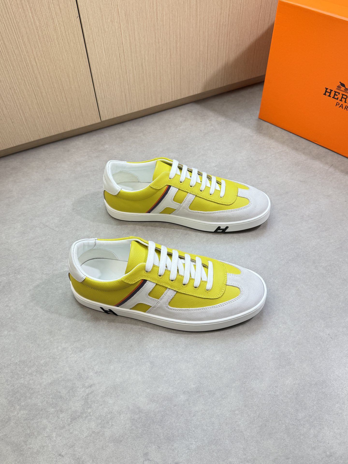 NO:348234,【HERMES】HERMES - High-end quality Original single · Casual sports shoes - Upper back-fleece calfskin, palm print calfskin, shoe body sewing color printing brand 'H' totem, heel air compressor brand logo - Inner water dye cowhide - Outsole ultra-light original TPR. Rubber·Dual-color molded outsole - Ultra-high quality control·fine workmanship highlights (high-end·noble·grade) -Size 38-44 (45, custom made)·H0116,,hermes,hermes,cowhide19860909【 HERMES】爱马仕 -高端品质 原单·休闲运动板鞋 -鞋面反绒小牛皮、手掌纹小牛皮、鞋身车缝彩印品牌'H'图腾、后跟空压品牌logo -内里水染牛皮 -大底超轻原版TPR.橡胶·双色成型大底 -超高品控·做工精细凸显(高端·贵气·档次) -Size 38-44（45,可订做)·H0116,,hermes,hermes,cowhide,Men's shoes