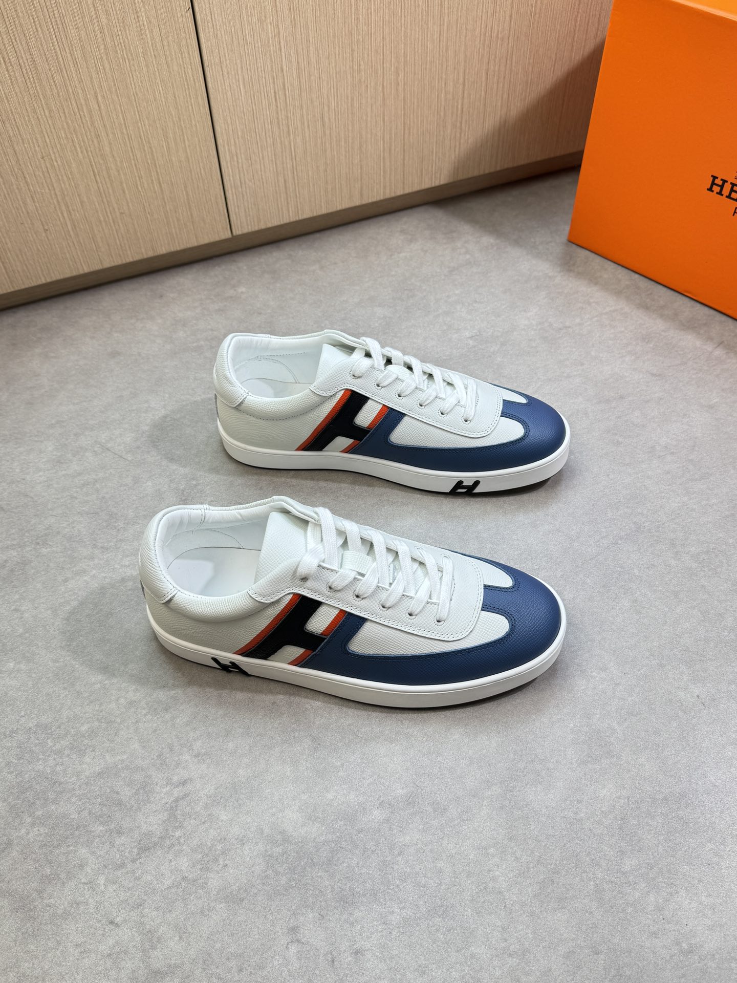 NO:348250,【HERMES】HERMES - High-end quality Original single · Casual sports shoes - Upper palm print calfskin, shoe body sewing color printing brand 'H' totem, heel air compressor brand logo - Inner water dye cowhide - Outsole ultra-light original TPR. Rubber·Dual-color molded outsole - Ultra-high quality control·fine workmanship highlighted (high-end·noble·grade) -Size 38-44 (45, custom made)·H0116,,hermes,hermes,cowhide19860909【 HERMES】爱马仕 -高端品质 原单·休闲运动板鞋 -鞋面手掌纹小牛皮、鞋身车缝彩印品牌'H'图腾、后跟空压品牌logo -内里水染牛皮 -大底超轻原版TPR.橡胶·双色成型大底 -超高品控·做工精细凸显(高端·贵气·档次) -Size 38-44（45,可订做)·H0116,,hermes,hermes,cowhide,Men's shoes