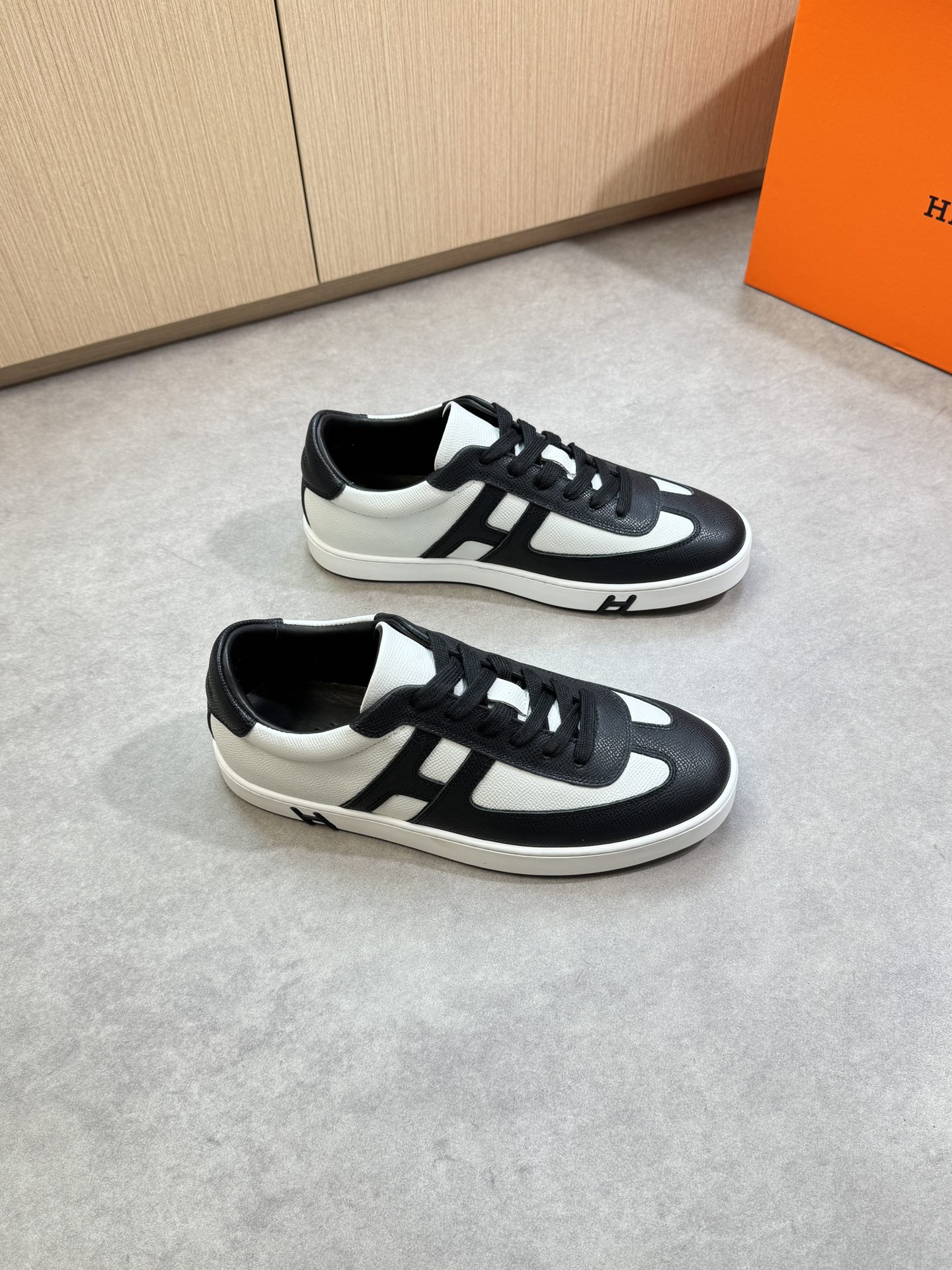 NO:348264,【HERMES】HERMES - High-end quality Original single · Casual sports shoes - Upper palm print calfskin, shoe body sewing brand 'H' totem, heel air compressor brand logo - Inner water dye cowhide - Outsole ultra-light original TPR. Rubber·Dual-color molded outsole - Ultra-high quality control·fine workmanship highlighted (high-end·noble·grade) -Size 38-44 (45, custom made)·H0116,,hermes,hermes,cowhide19860909【 HERMES】爱马仕 -高端品质 原单·休闲运动板鞋 -鞋面手掌纹小牛皮、鞋身车缝品牌'H'图腾、后跟空压品牌logo -内里水染牛皮 -大底超轻原版TPR.橡胶·双色成型大底 -超高品控·做工精细凸显(高端·贵气·档次) -Size 38-44（45,可订做)·H0116,,hermes,hermes,cowhide,Men's shoes