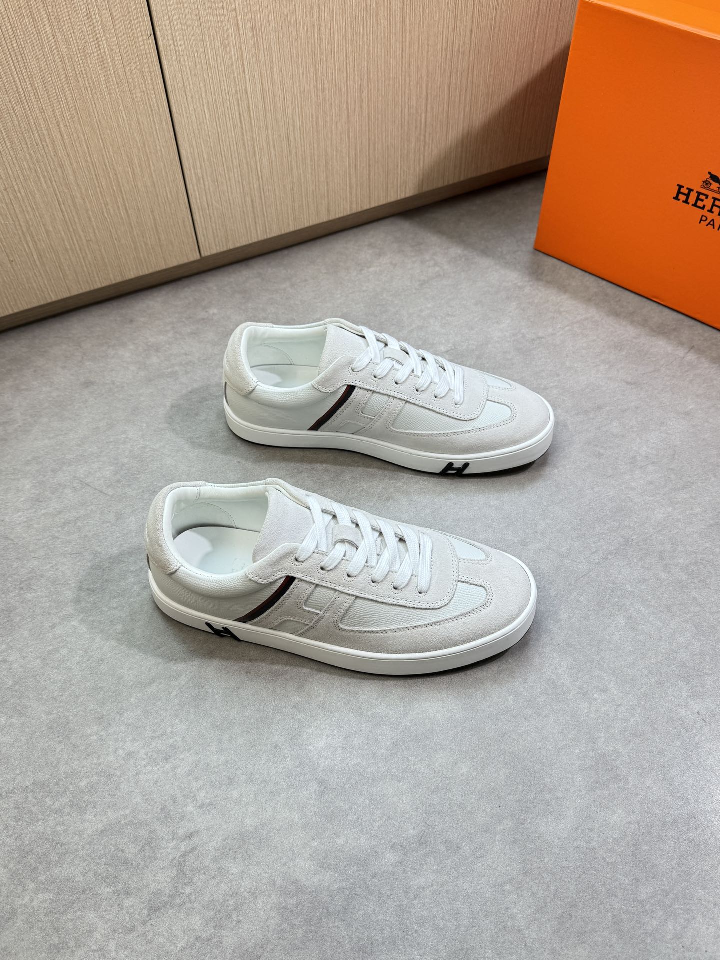 NO:348285,【HERMES】HERMES - High-end quality Original single · Casual sports shoes - Upper back-fleece calfskin, palm print calfskin, shoe body sewing color printing brand 'H' totem, heel air compressor brand logo - Inner water dye cowhide - Outsole ultra-light original TPR. Rubber·Dual-color molded outsole - Ultra-high quality control·fine workmanship highlights (high-end·noble·grade) -Size 38-44 (45, custom made)·H0116,,hermes,hermes,cowhide19860909【 HERMES】爱马仕 -高端品质 原单·休闲运动板鞋 -鞋面反绒小牛皮、手掌纹小牛皮、鞋身车缝彩印品牌'H'图腾、后跟空压品牌logo -内里水染牛皮 -大底超轻原版TPR.橡胶·双色成型大底 -超高品控·做工精细凸显(高端·贵气·档次) -Size 38-44（45,可订做)·H0116,,hermes,hermes,cowhide,Men's shoes
