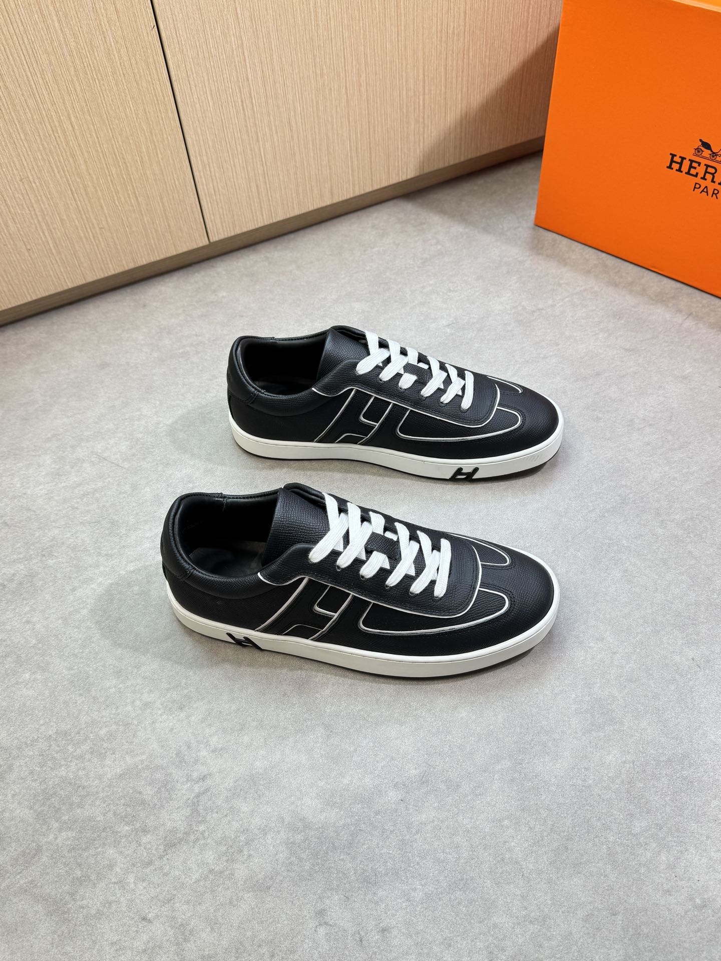 NO:348119,【HERMES】HERMES - High-end quality Original single · Casual sports shoes - Upper palm print calfskin, shoe body sewing brand 'H' totem, heel air compressor brand logo - Inner water dye cowhide - Outsole ultra-light original TPR. Rubber·Dual-color molded outsole - Ultra-high quality control·fine workmanship highlighted (high-end·noble·grade) -Size 38-44 (45, custom made)·H0116,,hermes,hermes,cowhide19860909【 HERMES】爱马仕 -高端品质 原单·休闲运动板鞋 -鞋面手掌纹小牛皮、鞋身车缝品牌'H'图腾、后跟空压品牌logo -内里水染牛皮 -大底超轻原版TPR.橡胶·双色成型大底 -超高品控·做工精细凸显(高端·贵气·档次) -Size 38-44（45,可订做)·H0116,,hermes,hermes,cowhide,Men's shoes