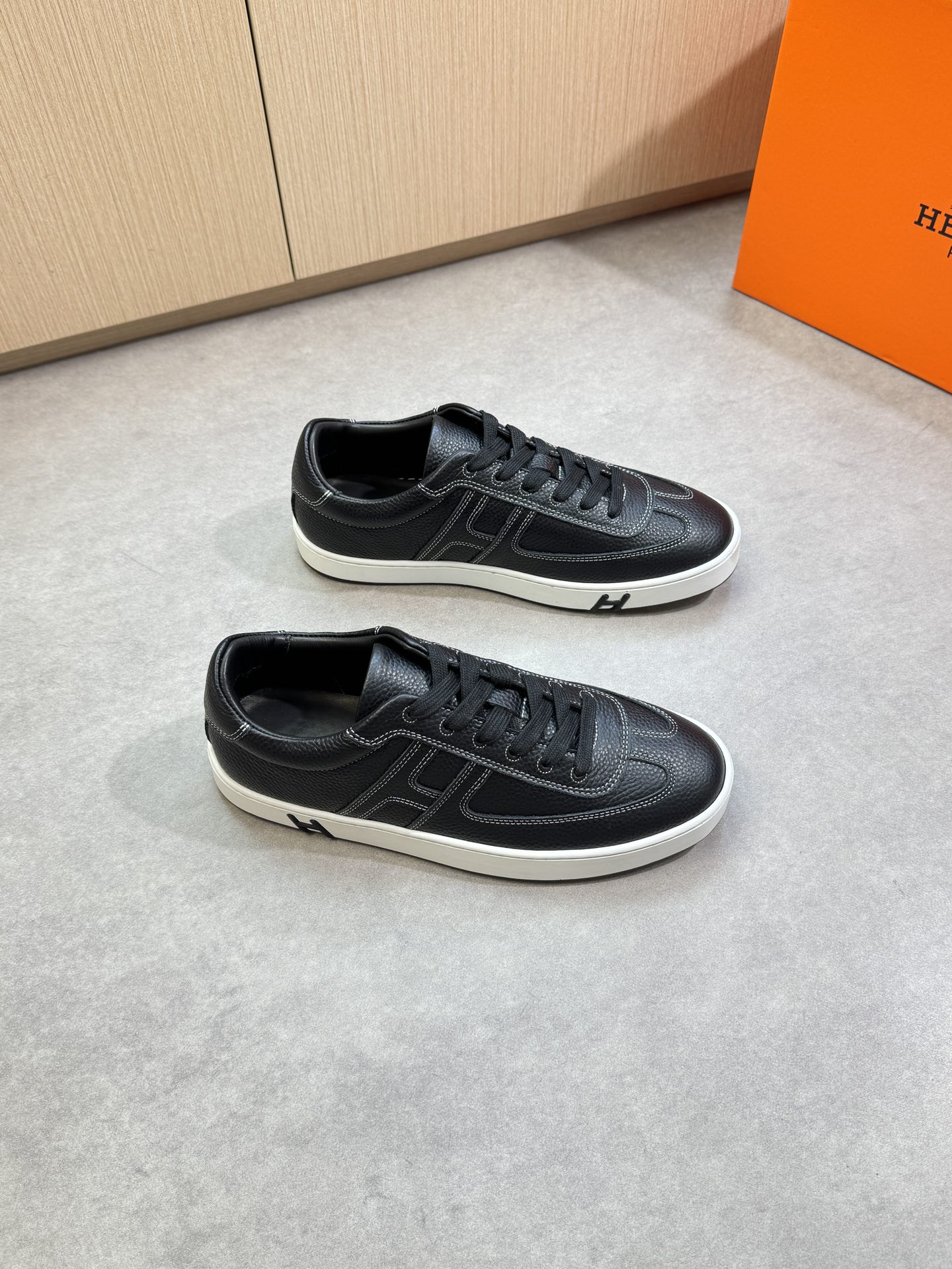 NO:348141,【HERMES】HERMES - High-end quality Original single · Casual sports shoes - Upper lit calfskin, shoe body sewing brand 'H' totem, heel air compressor brand logo - Inner water dye cowhide - Outsole ultra-light original TPR. Rubber · Two-color molded outsole - Ultra-high quality control · Fine workmanship highlighted (high-end · noble · grade) -Size 38-44 (45, custom made)·H0116,,hermes,hermes,cowhide19860909【 HERMES】爱马仕 -高端品质 原单·休闲运动板鞋 -鞋面荔纹小牛皮、鞋身车缝品牌'H'图腾、后跟空压品牌logo -内里水染牛皮 -大底超轻原版TPR.橡胶·双色成型大底 -超高品控·做工精细凸显(高端·贵气·档次) -Size 38-44（45,可订做)·H0116,,hermes,hermes,cowhide,Men's shoes