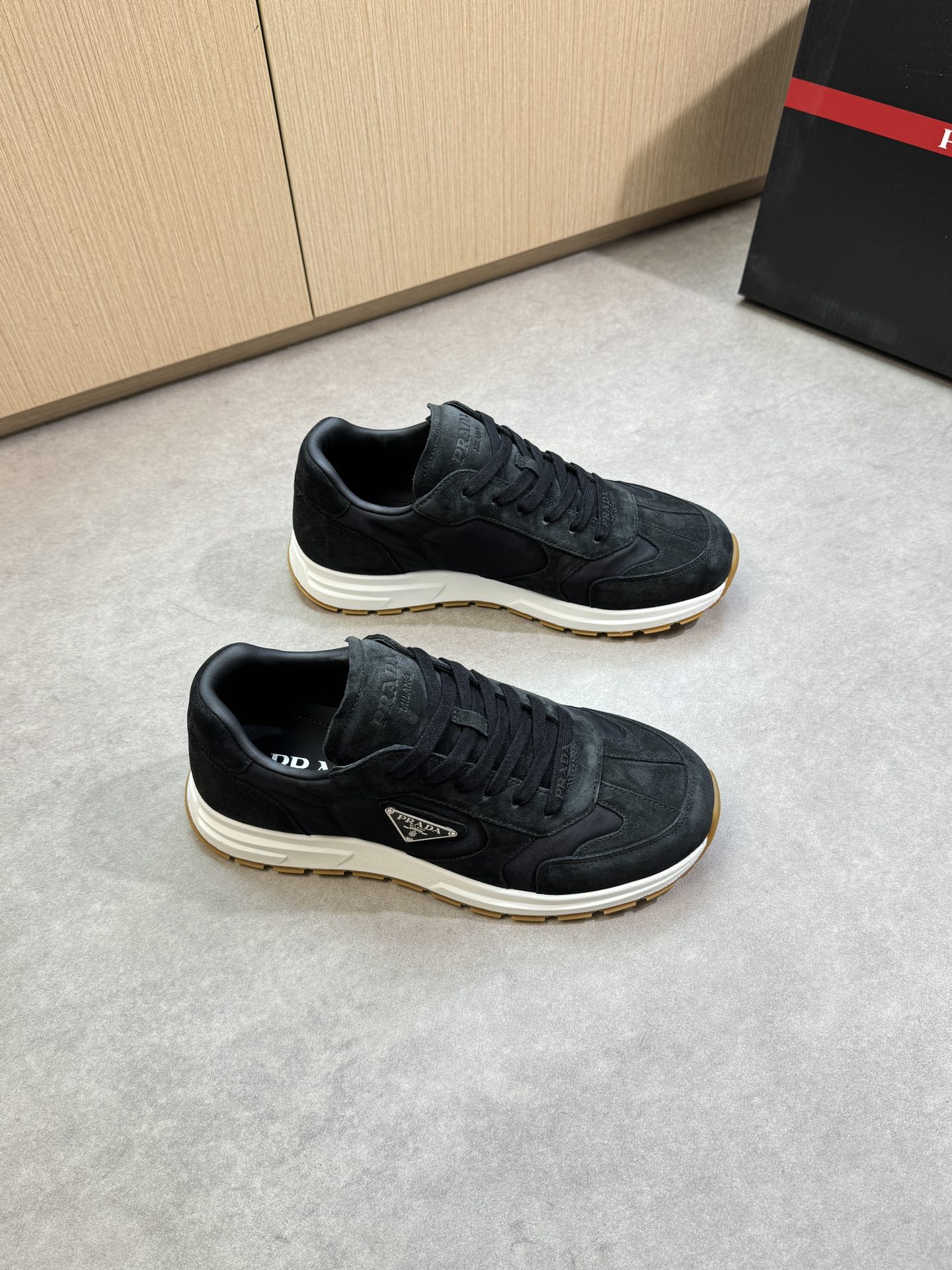 NO:348179,【PRADA】Prada - High-end quality Original single casual sports shoes - Imported back-velvet calfskin on the upper, brand high mercerized canvas, tongue, heel. Air compressor brand logo, shoe body sewing brand metal fastener - Inner water dyed cowhide - Outsole ultra-light TPU foaming·rubber; Two-color molded outsole - Ultra-high quality control·fine workmanship highlighting (high-end, noble, grade) -Size 39-44 (38, 45, 46, custom made)·03858,,prada,prada,sneakers,cowhide19860909【 PRADA】普拉达 -高端品质 原单·休闲运动鞋 -鞋面进口反绒小牛皮、品牌高丝光帆布、鞋舌.后跟.空压品牌logo、鞋身车缝品牌金属扣件 -内里水染牛皮 -大底超轻TPU发泡·橡胶；双色成型大底 -超高品控·做工精细凸显(高端·贵气·档次) -Size 39-44（38,45,46,可订做)·03858,,prada,prada,sneakers,cowhide,Men's shoes