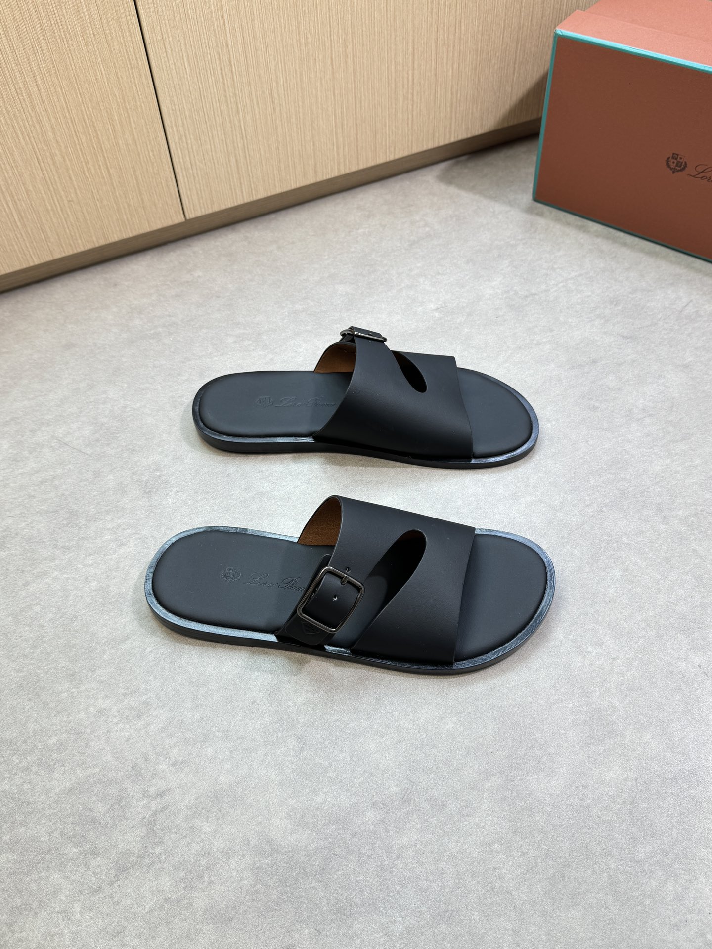 NO:348211,【Loro piano】LP Nouo Piana - High-end quality Original single casual classic sandals - Imported upper full grain Napa calfskin, brand metal fastener, footpressure air compressor brand logo - Inner footpress; Napa calfskin - Outsole water-packing table·rubber; Combined molding leather outsole - Ultra-high quality control·fine workmanship highlighting (high-end, noble, grade) -Size suggestions; (slippers are taken in size) 39-44 (38, 45, 46, can be customized)·0156,,loro piano,loro piano,slippers,cowhide,Leather soles19860909【Loro piana】LP诺悠翩雅  -高端品质 原单·休闲经典凉拖鞋 -鞋面进口全粒面纳帕小牛皮、品牌金属扣件、垫脚空压品牌logo -内里垫脚；纳帕小牛皮 -大底包水台·橡胶；组合成型真皮大底 -超高品控·做工精细凸显(高端·贵气·档次) -Size 建议;(拖鞋往大拍一码)39-44（38,45,46,可订做)·0156,,loro piana,loro piana,slippers,cowhide,Leather soles,Men's shoes