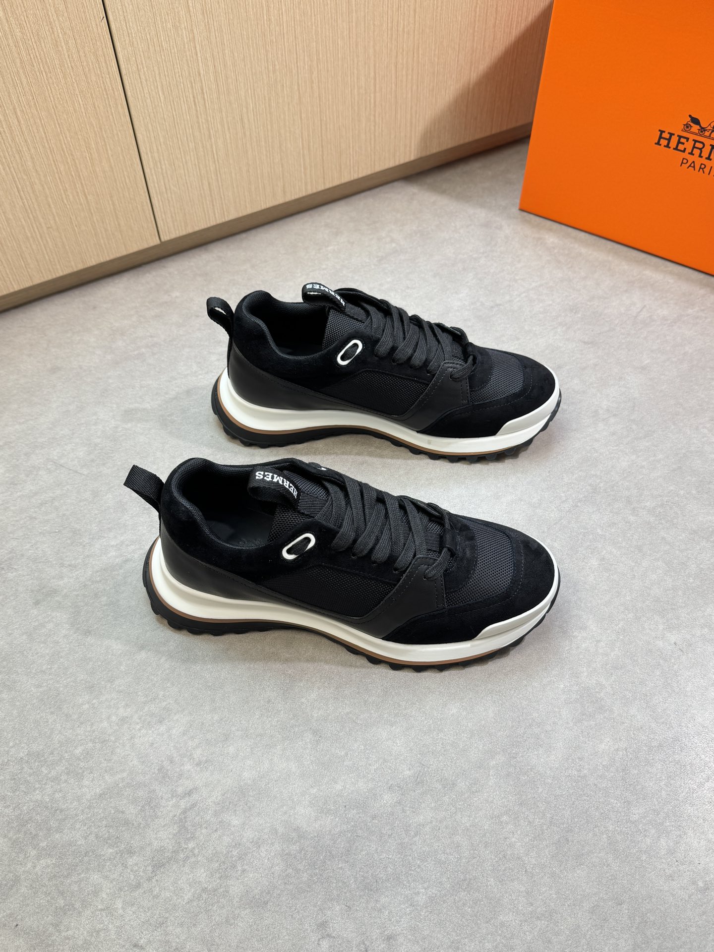 NO:348265,【HERMES】HERMES - High-end quality Original single casual sports shoes - Upper Napa calfskin, reverse velvet Yangjing leather, brand high mercerized canvas, tongue. Heel. Brand logo webbing - Inner brand canvas, foot pads; Water dye cowhide - Outsole ultra-light TPU foaming·rubber; Two-color molded outsole - Ultra-high quality control·fine workmanship highlighting (high-end·noble·grade) -Size 39-44 (38,45, custom made)·0118,,hermes, hermes,sneakers,cowhide,sheep19860909【 HERMES】爱马仕 -高端品质 原单·休闲运动鞋 -鞋面纳帕小牛皮、反绒羊京皮、品牌高丝光帆布、鞋舌.后跟.品牌logo织带 -内里品牌帆布,垫脚；水染牛皮 -大底超轻TPU发泡·橡胶；双色成型大底 -超高品控·做工精细凸显(高端·贵气·档次) -Size 39-44（38,45,可订做)·0118,,hermes,hermes,sneakers,cowhide,sheep,Men's shoes