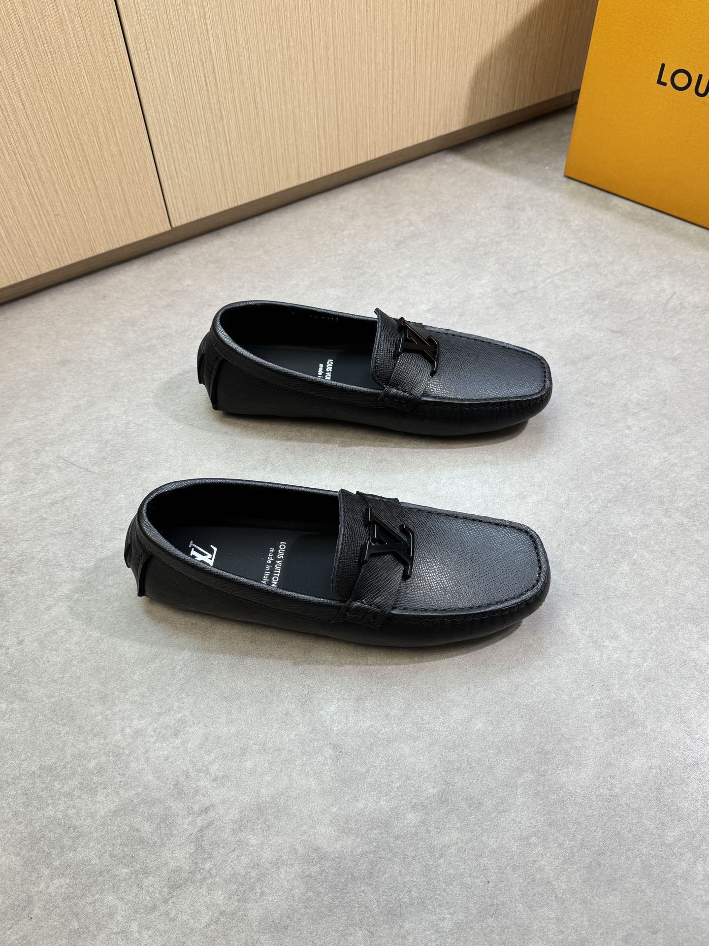 NO:349141,【Louis Vuitton】Louis Vuitton - High-end quality Original single casual bag shoes (ship shoes) - Original palm print calfskin, brand metal fastener cross-bond decoration, shoe Dan hand-stitched string sewing mark thread - Inner water dyed cowhide - Outsole ultra light · TPR rubber; inlaid molded outsole - Ultra high quality control · fine workmanship highlight (high-end · noble · grade) -Size 39-44 (38, 45, 46, 47, custom made)·0132,,louis vuitton,louis vuitton,cowhide19860909【Louis Vuitton】路易威登 -高端品质 原单·休闲套包鞋(船鞋) -原版手掌纹小牛皮、品牌金属扣件横担装饰、鞋丹手工串缝马克线 -内里水染牛皮 -大底超轻·TPR橡胶；镶嵌式成型大底 -超高品控·做工精细凸显(高端·贵气·档次) -Size 39-44（38,45,46,47,可订做)·0132,,louis vuitton,louis vuitton,cowhide,Men's shoes