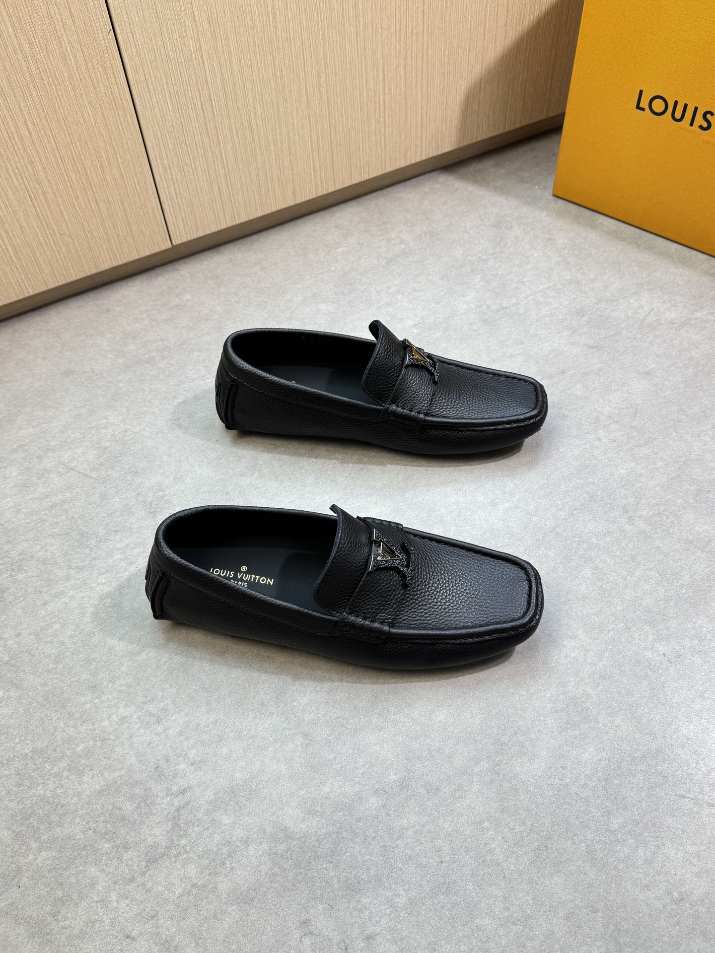 NO:349161,【Louis Vuitton】Louis Vuitton - High-end quality Original single casual bag shoes (boat shoes) - Original lyre pattern calfskin, brand metal fastener horizontal decoration, shoe Dan hand-stitched string sewing mark thread - Inner water dyed cowhide - Outsole ultra light·TPR rubber; inlaid molded outsole - Ultra high quality control·fine workmanship highlight (high-end, noble, grade) -Size 39-44 (38, 45, 46, 47, custom made)·0132,,louis vuitton,louis vuitton,cowhide19860909【Louis Vuitton】路易威登 -高端品质 原单·休闲套包鞋(船鞋) -原版荔纹小牛皮、品牌金属扣件横担装饰、鞋丹手工串缝马克线 -内里水染牛皮 -大底超轻·TPR橡胶；镶嵌式成型大底 -超高品控·做工精细凸显(高端·贵气·档次) -Size 39-44（38,45,46,47,可订做)·0132,,louis vuitton,louis vuitton,cowhide,Men's shoes