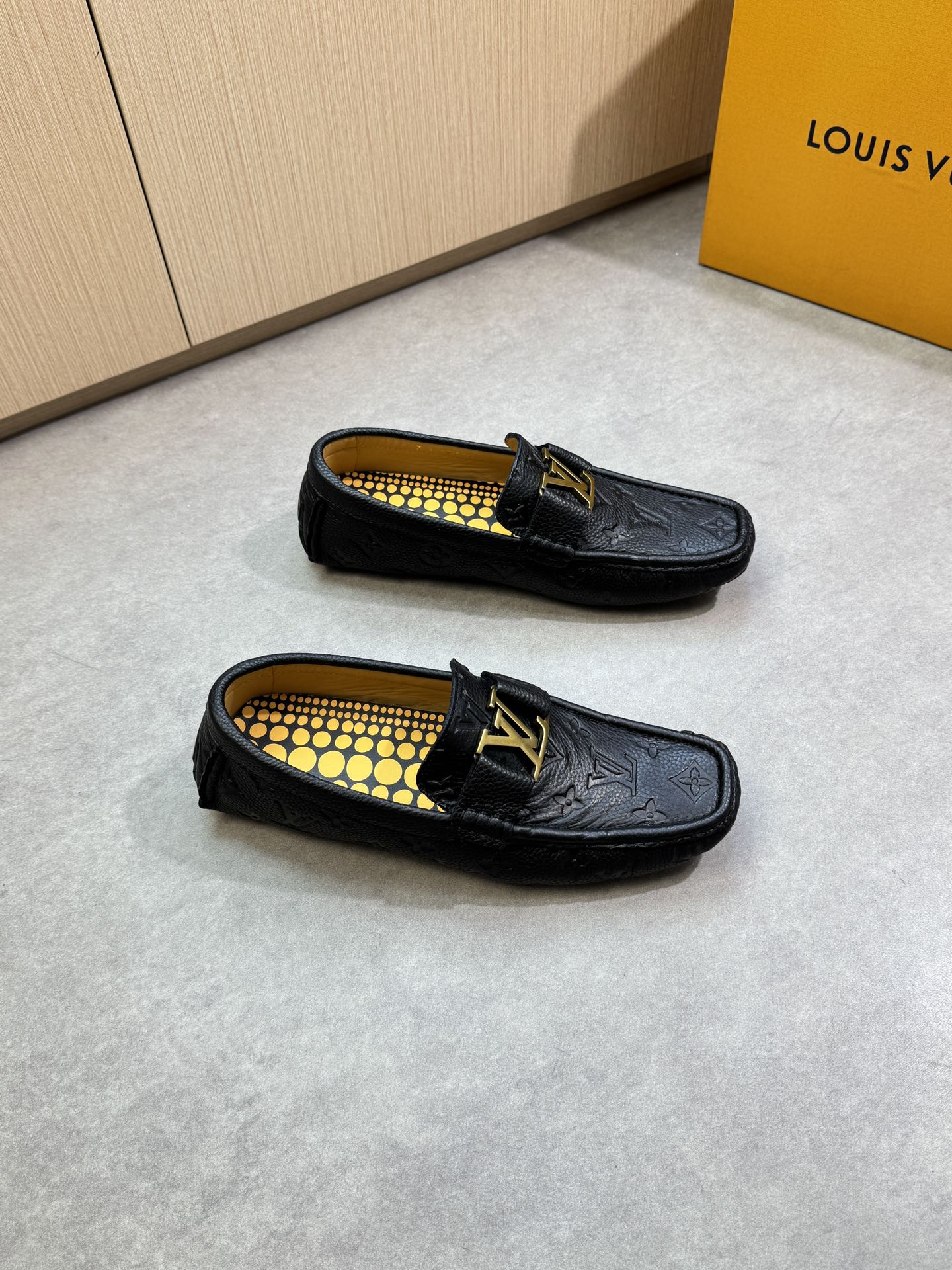 NO:349180,【Louis Vuitton】Louis Vuitton - High-end quality Original single casual bag shoes (ship shoes) - Original lying calfskin. Air compressor brand totem, brand metal fastener cross-bond decoration, shoe Dan hand-stitched string sewing mark thread - Inner water dye cowhide - Outsole ultra light·TPR rubber; inlaid molding outsole - Ultra high quality control·fine workmanship highlight (high-end, noble, grade) -Size 39-44 (38, 45, 46, 47, custom made)·0132,,louis vuitton,louis vuitton,cowhide19860909【Louis Vuitton】路易威登 -高端品质 原单·休闲套包鞋(船鞋) -原版荔纹小牛皮.空压品牌图腾、品牌金属扣件横担装饰、鞋丹手工串缝马克线 -内里水染牛皮 -大底超轻·TPR橡胶；镶嵌式成型大底 -超高品控·做工精细凸显(高端·贵气·档次) -Size 39-44（38,45,46,47,可订做)·0132,,louis vuitton,louis vuitton,cowhide,Men's shoes