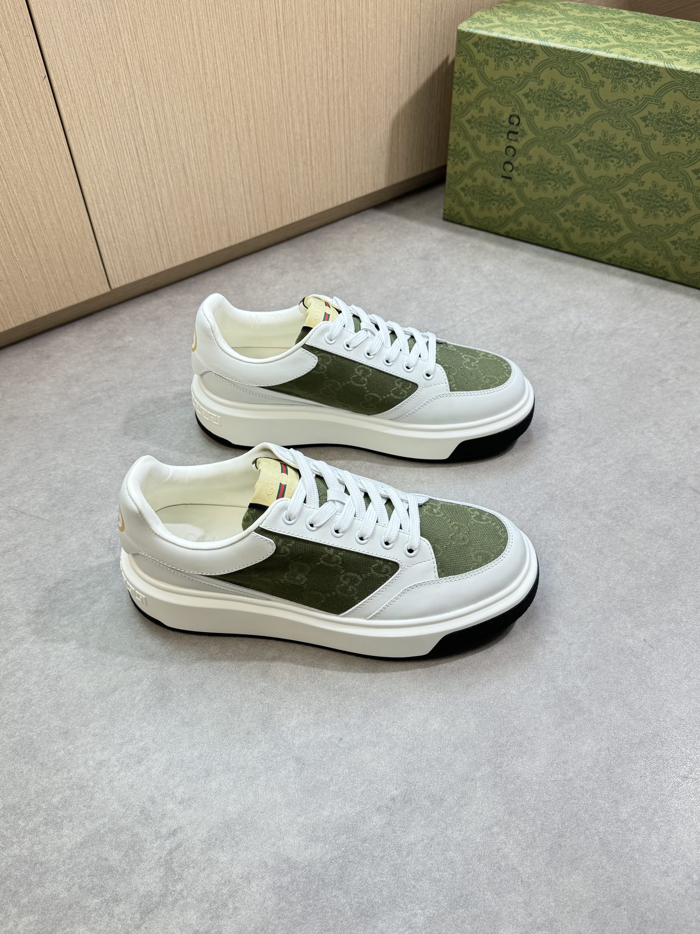 Gucci Men's Napa Leather Sneakers with Green Brand Pattern - GC0372 1 i1755016904 4819 0