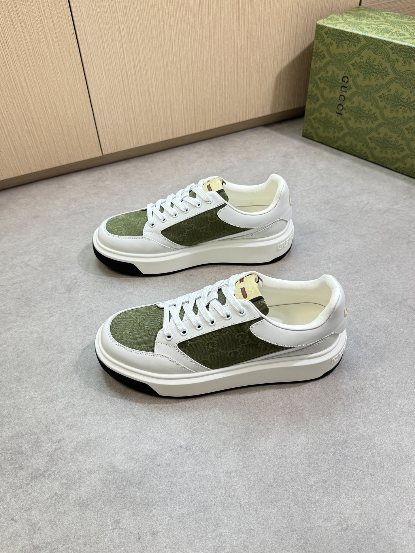 Gucci Men's Napa Leather Sneakers with Green Brand Pattern - GC0372 3 i1755016904 8595 2