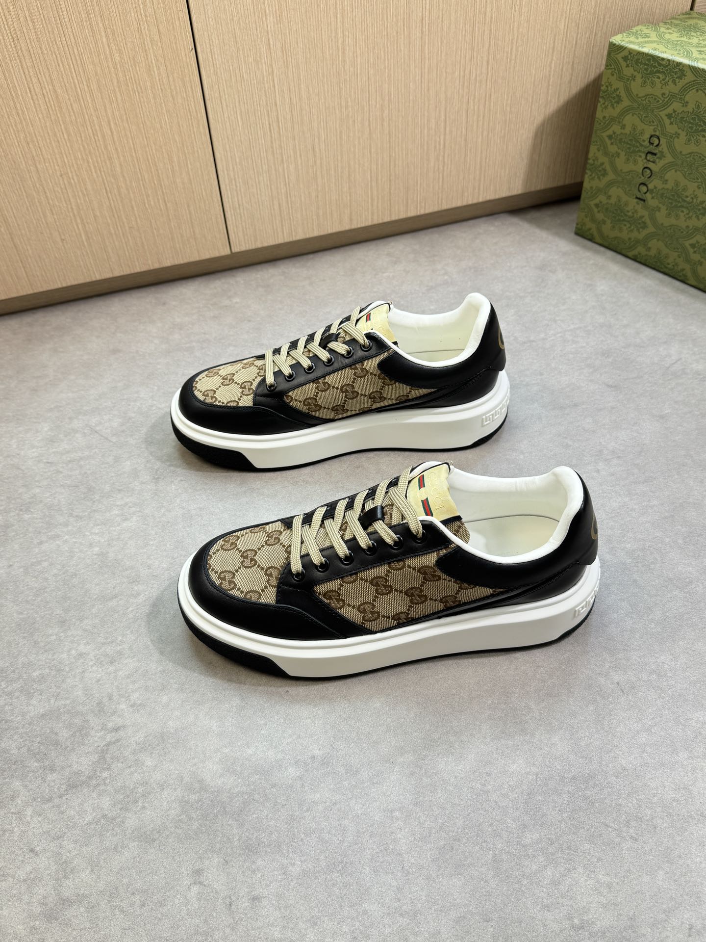 Gucci Men's Leather Trim Logo Sneakers, Nappa Leather Upper, Made in Italy 4 i1755016964 3239 2
