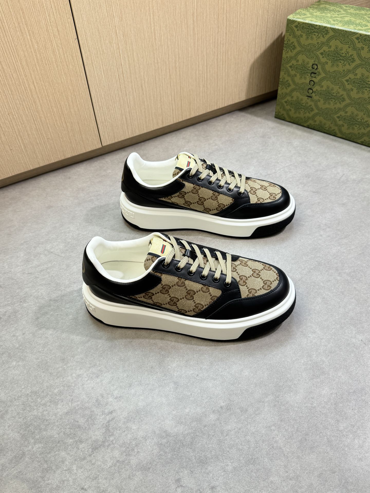 Gucci Men's Leather Trim Logo Sneakers, Nappa Leather Upper, Made in Italy 2 i1755016964 7845 0