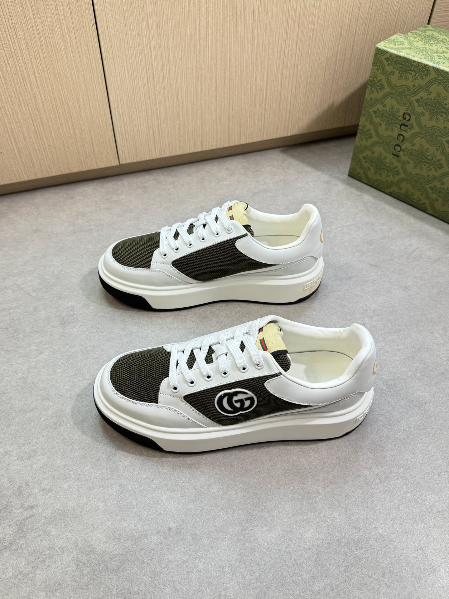 Gucci Men's Nappa Leather & Canvas Sneakers with Logo - White/Green 4 i1755017610 1320 2