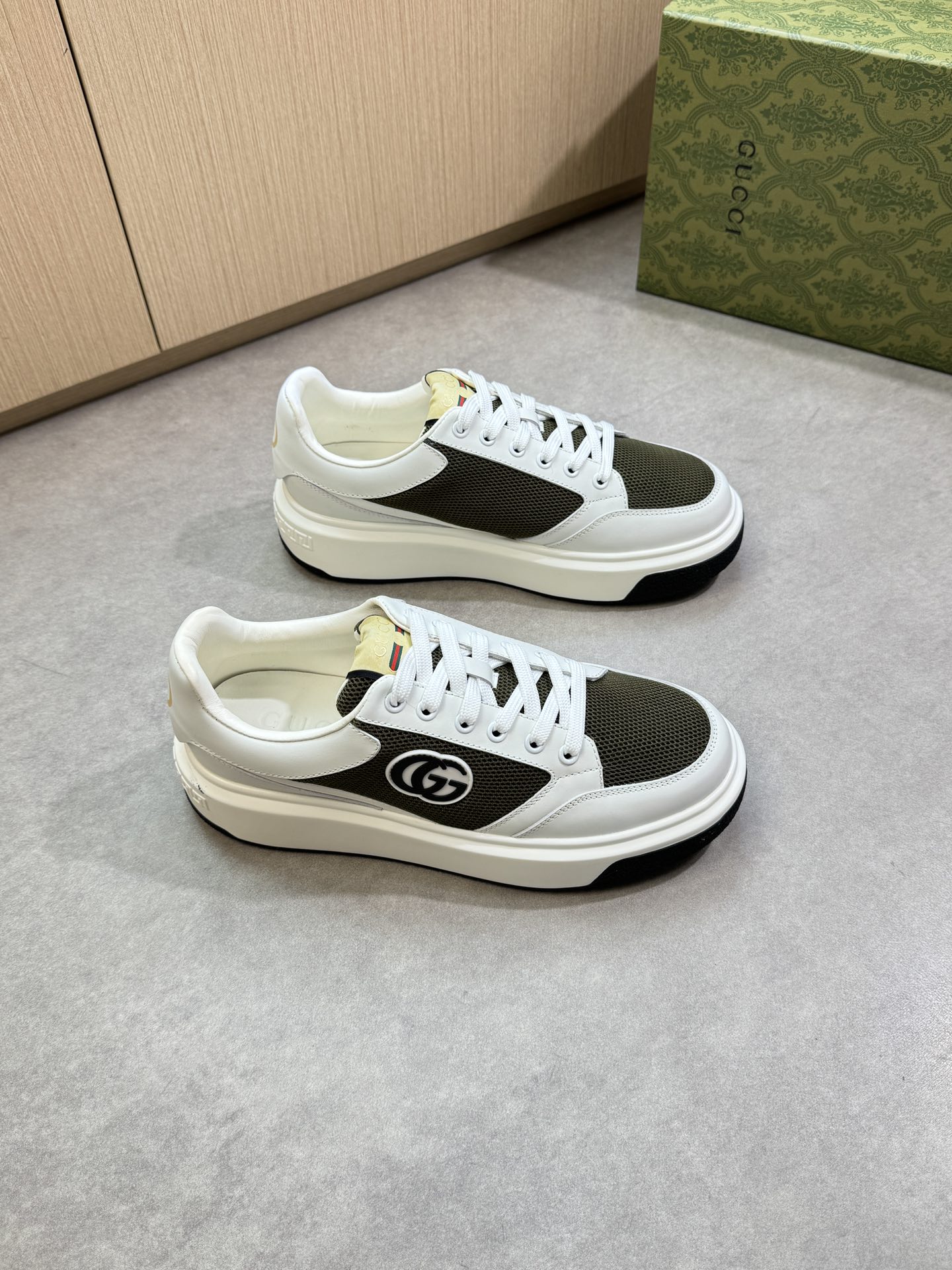 Gucci Men's Nappa Leather & Canvas Sneakers with Logo - White/Green 2 i1755017610 3944 0