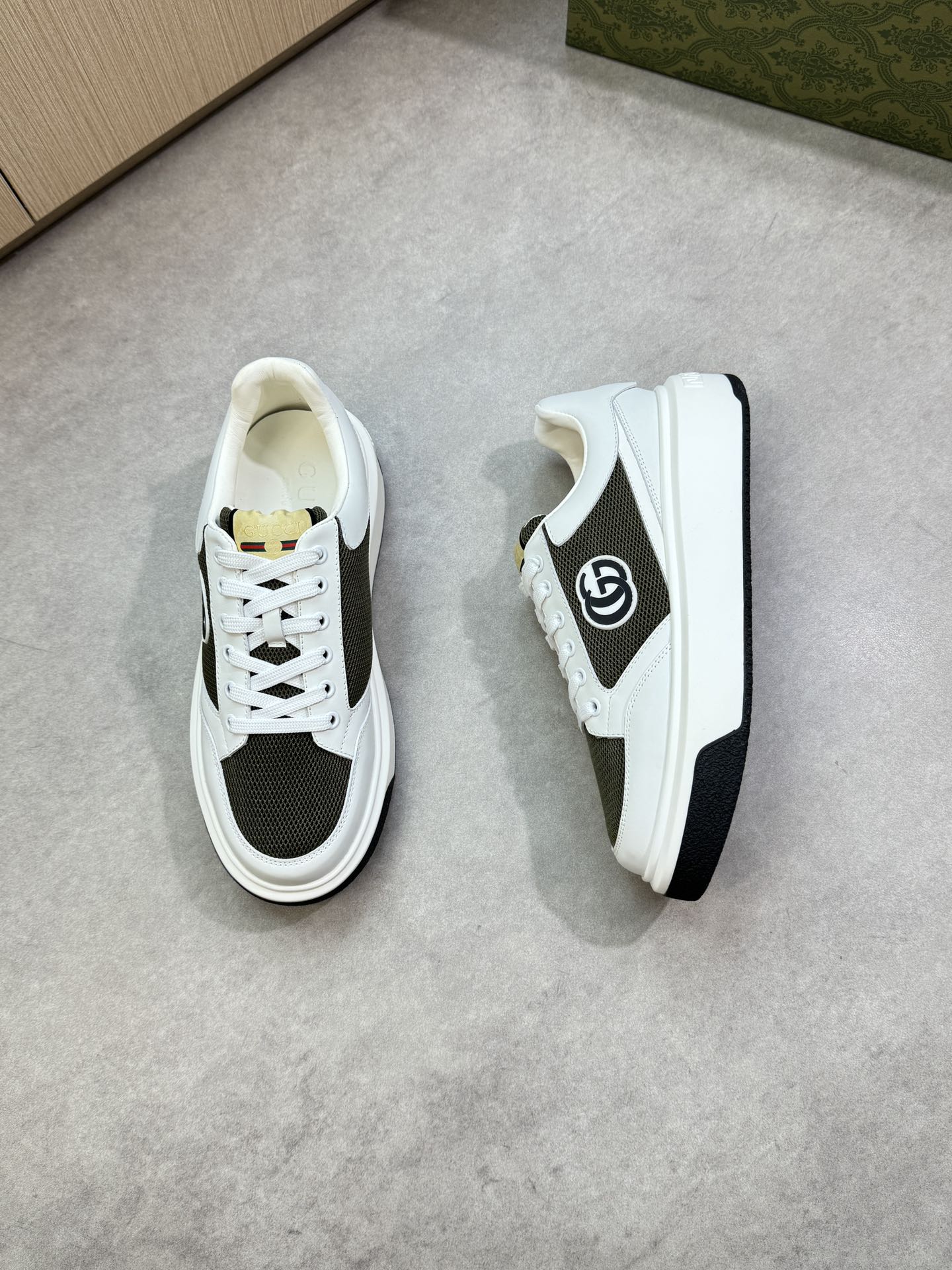 Gucci Men's Nappa Leather & Canvas Sneakers with Logo - White/Green 3 i1755017610 8751 1