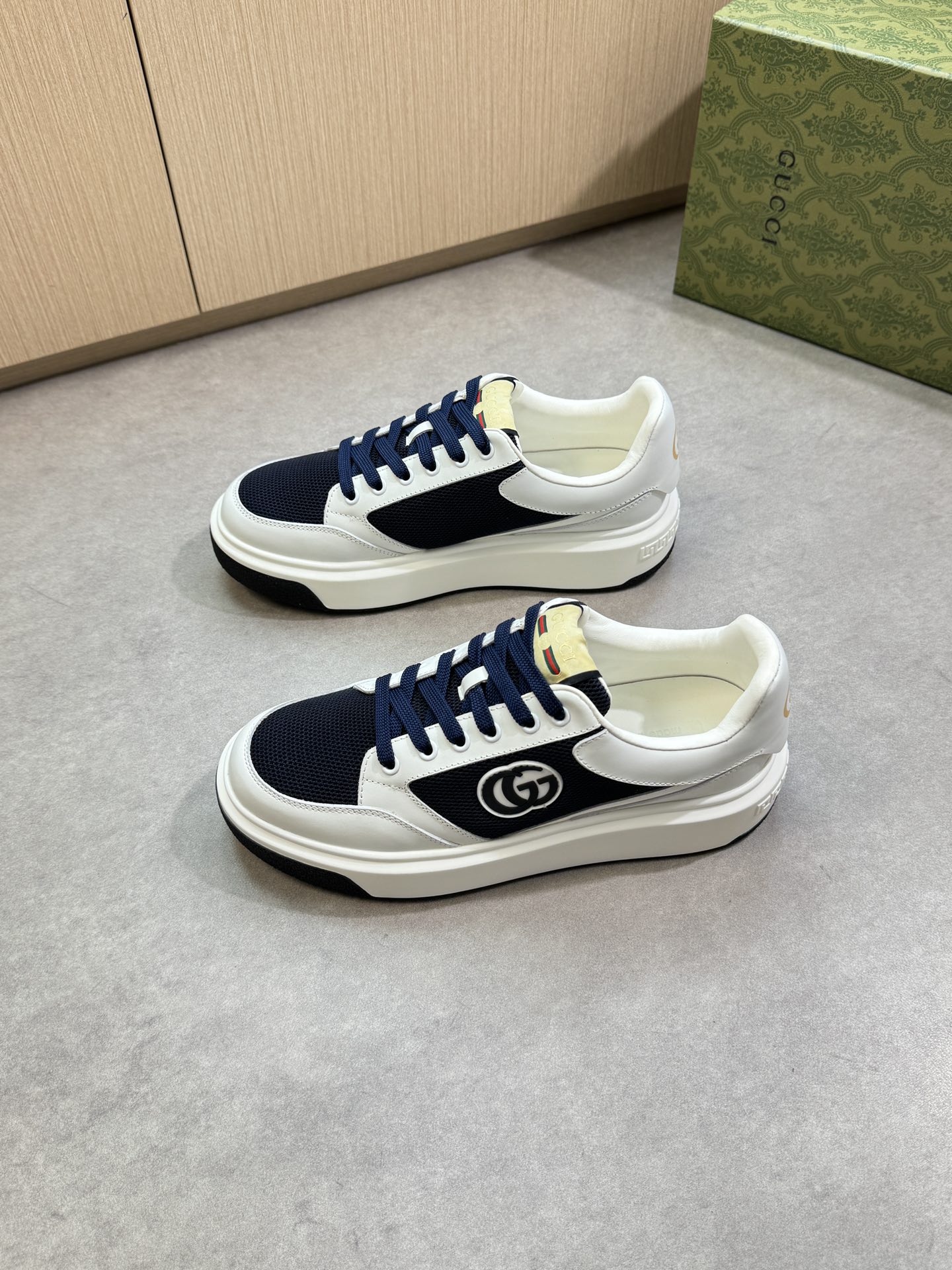 Gucci Men's Leather and Canvas Sneakers with Logo Detail - Stylish and Comfortable 4 i1755017630 1817 2