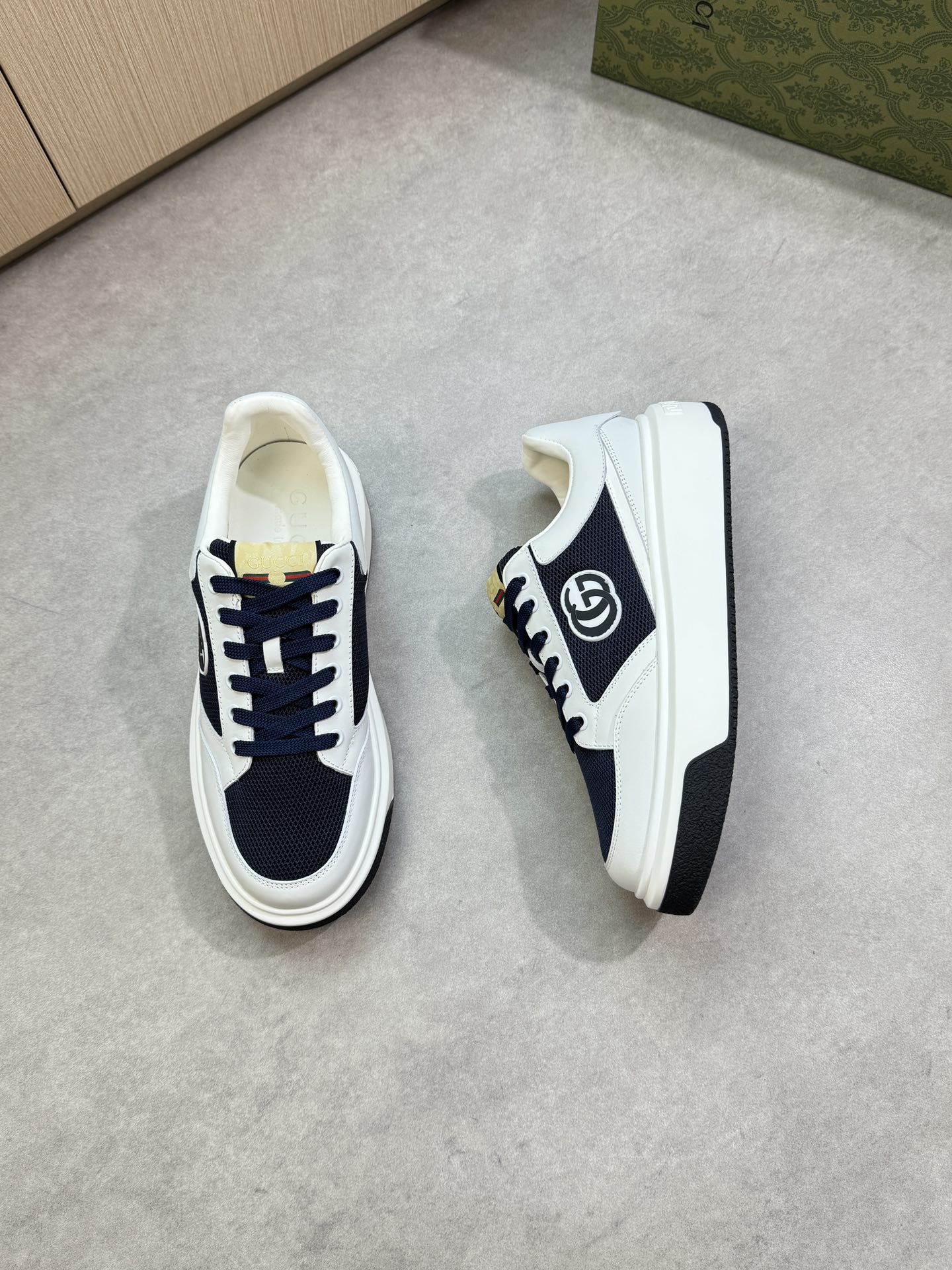 Gucci Men's Leather and Canvas Sneakers with Logo Detail - Stylish and Comfortable 3 i1755017630 2913 1
