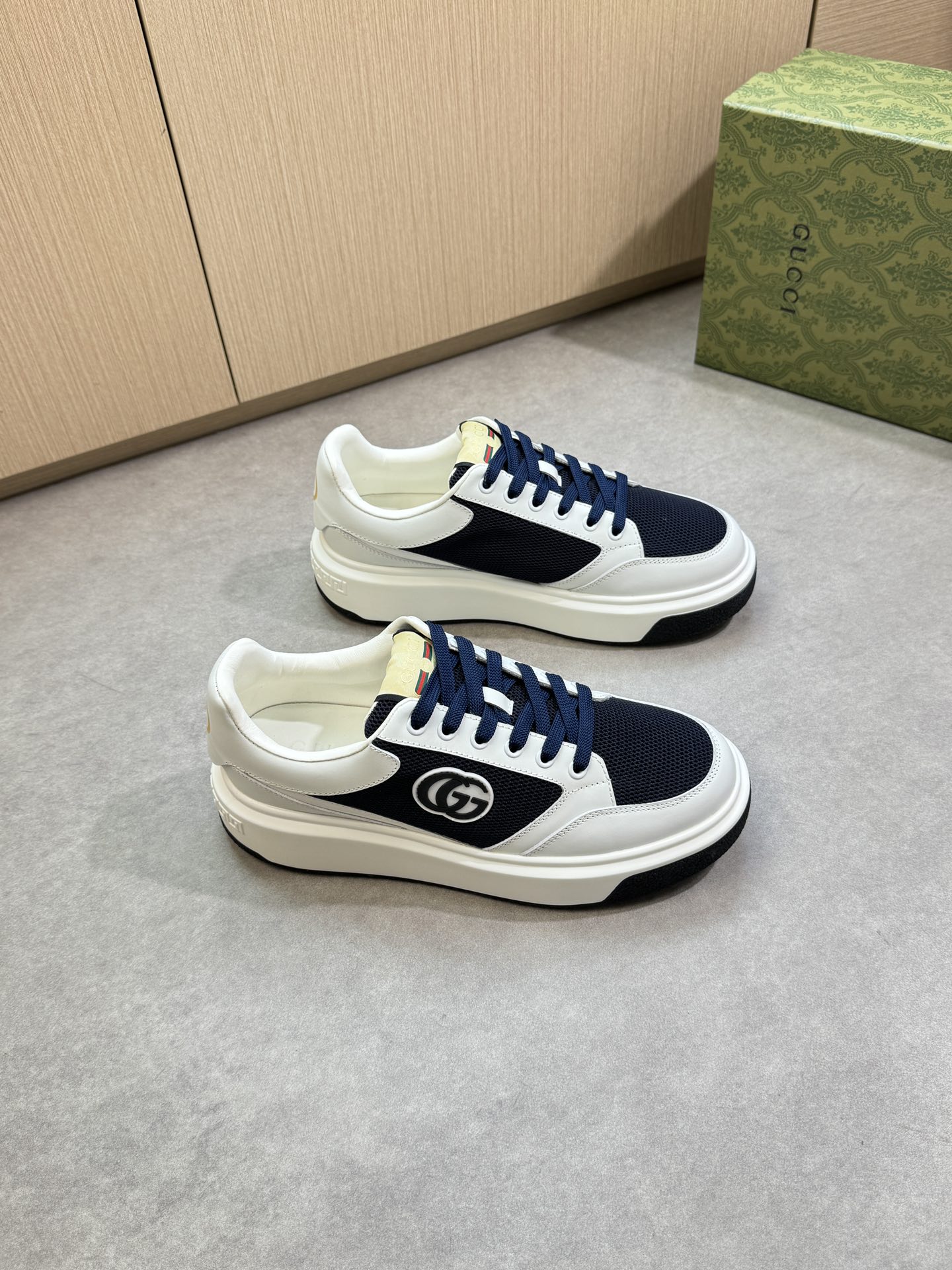 Gucci Men's Leather and Canvas Sneakers with Logo Detail - Stylish and Comfortable 2 i1755017630 7270 0