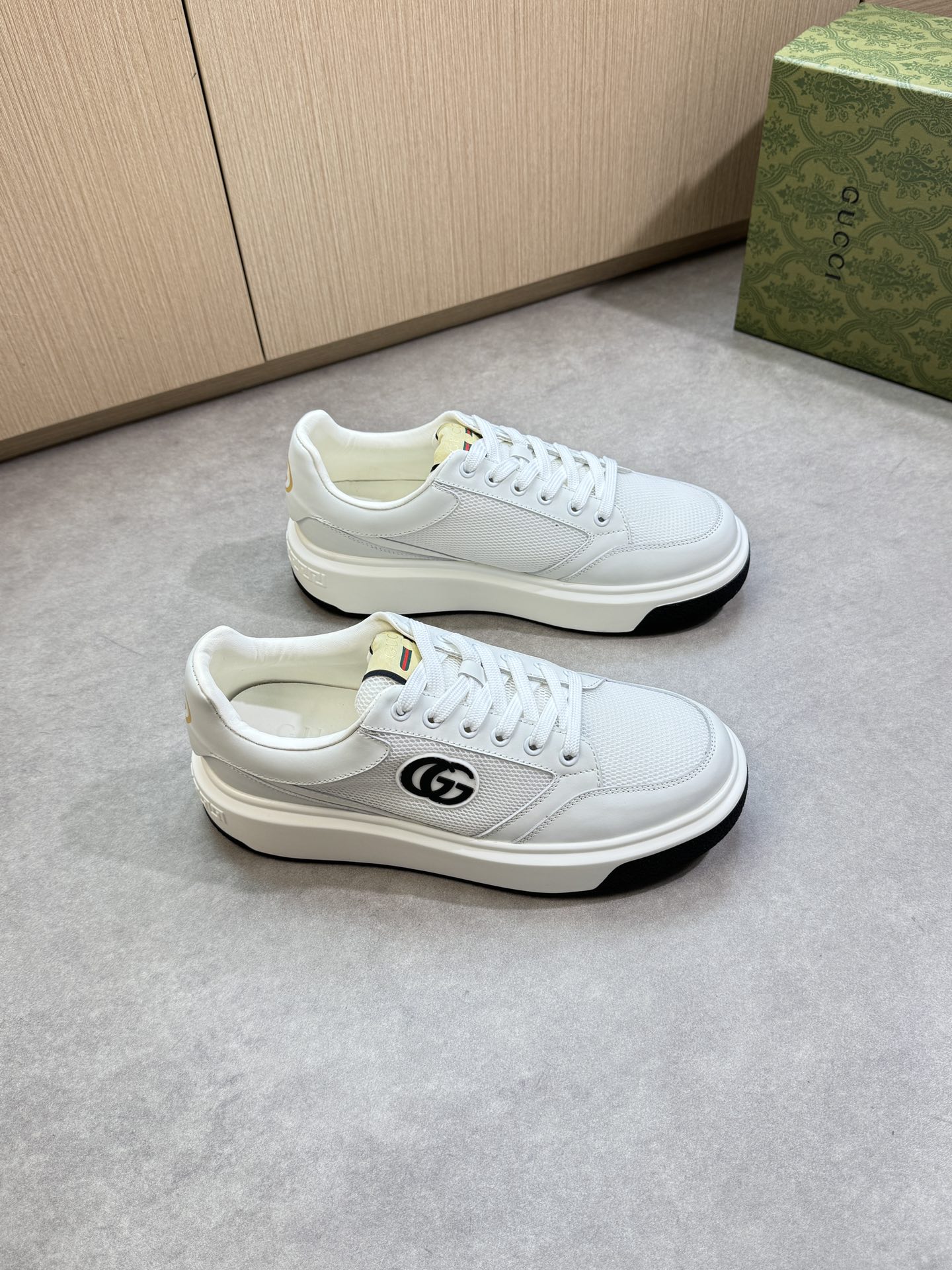 Gucci Men's Leather and Canvas Sneakers with Iconic GG Logo - Stylish & Comfortable 1 i1755017664 2721 0