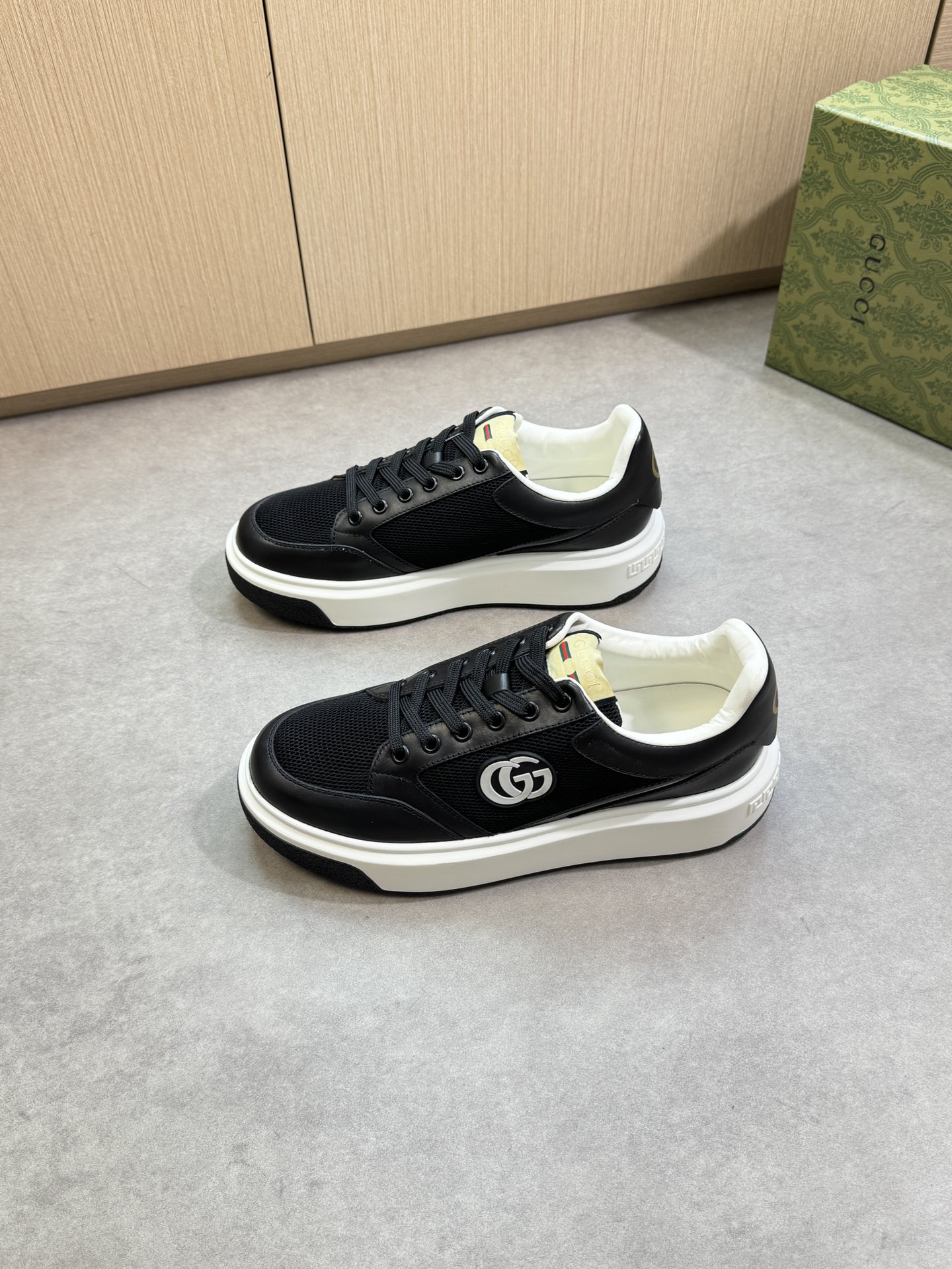Gucci Leather and Mesh Lace-Up Sneakers - Iconic Style, Supreme Comfort 3 i1755017675 5711 2