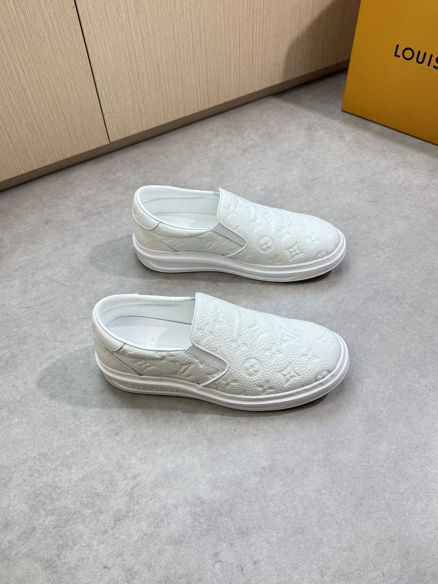 NO:349779,【Louis Vuitton】Louis Vuitton - High-end quality Original single · One-foot casual sneakers - Little calfskin on the upper. Air compressed brand totem, silk-screen high Zhoubo brand LOGO. Brand totem denim canvas, tongue sewing elastic band - Inner water dyed cowhide - Outsole ultra-light TPU foam; molded sole - Ultra-high quality control · Fine workmanship highlight (high-end, noble, grade) -Size 39-44 (38, 45, custom made)·L0111,,louis vuitton,louis vuitton,sneakers,cowhide19860909【Louis Vuitton】路易威登 -高端品质 原单·一脚蹬休闲运动鞋 -鞋面荔纹小牛皮.空压品牌图腾、后跟丝印高周波品牌LOGO.品牌图腾牛仔帆布、鞋舌车缝松紧带 -内里水染牛皮 -大底超轻TPU发泡；成型大底 -超高品控·做工精细凸显(高端·贵气·档次) -Size 39-44（38,45,可订做)·L0111,,louis vuitton,louis vuitton,sneakers,cowhide,Men's shoes