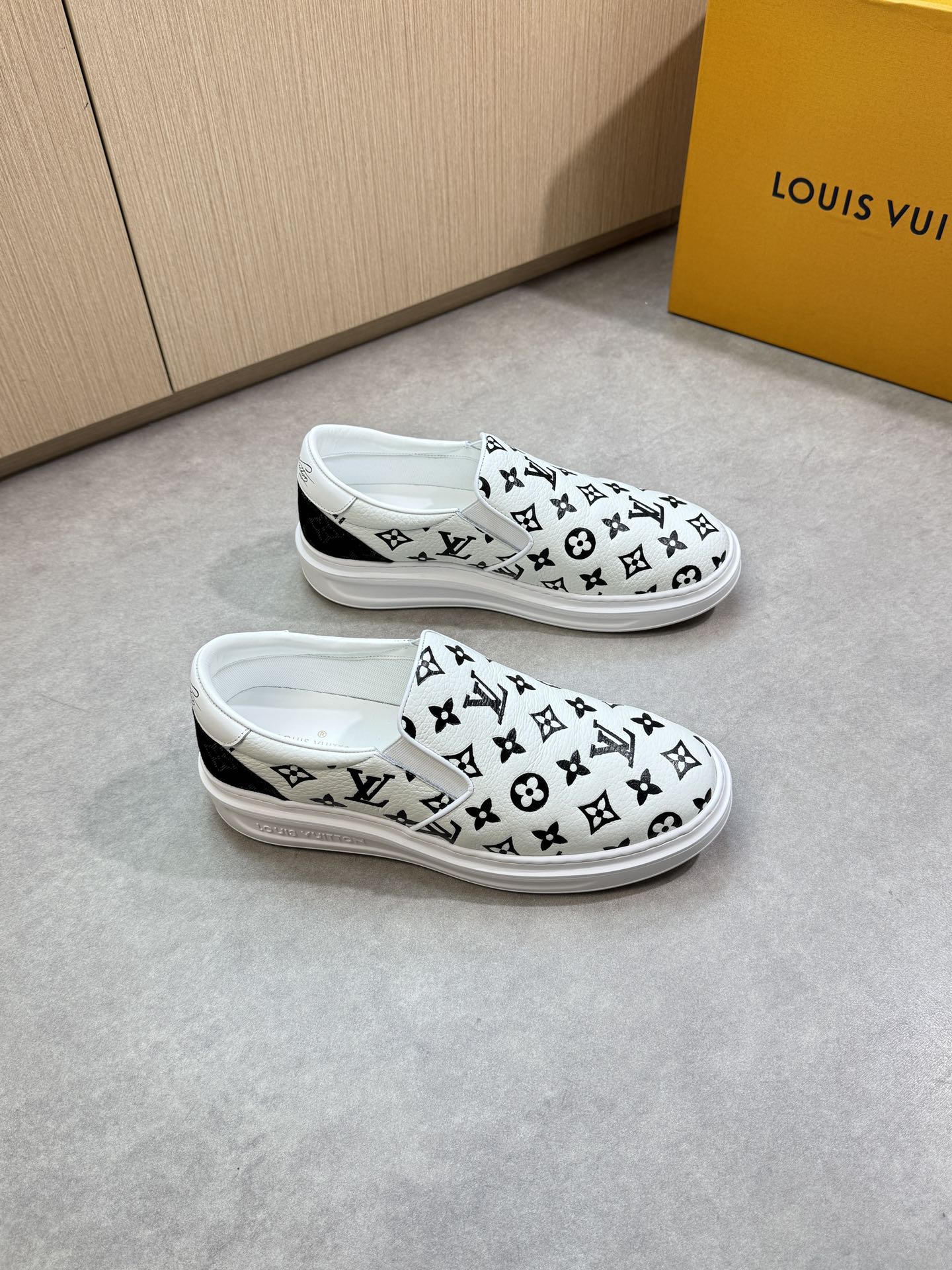 NO:349797,【Louis Vuitton】Louis Vuitton - High-end quality Original single · One-foot casual sports shoes - Upper lit calfskin. Silk-printed high-circular air compressor brand totem, heel silk-print brand LOGO, tongue sewing elastic band - Inner water dyed cowhide - Outsole ultra-light TPU foam; molded sole - Ultra-high quality control · Fine workmanship highlight (high-end · noble · grade) -Size 39-44 (38, 45, custom made)·L0111,,louis vuitton,louis vuitton,sneakers,cowhide19860909【Louis Vuitton】路易威登 -高端品质 原单·一脚蹬休闲运动鞋 -鞋面荔纹小牛皮.丝印高周波空压品牌图腾、后跟丝印品牌LOGO、鞋舌车缝松紧带 -内里水染牛皮 -大底超轻TPU发泡；成型大底 -超高品控·做工精细凸显(高端·贵气·档次) -Size 39-44（38,45,可订做)·L0111,,louis vuitton,louis vuitton,sneakers,cowhide,Men's shoes