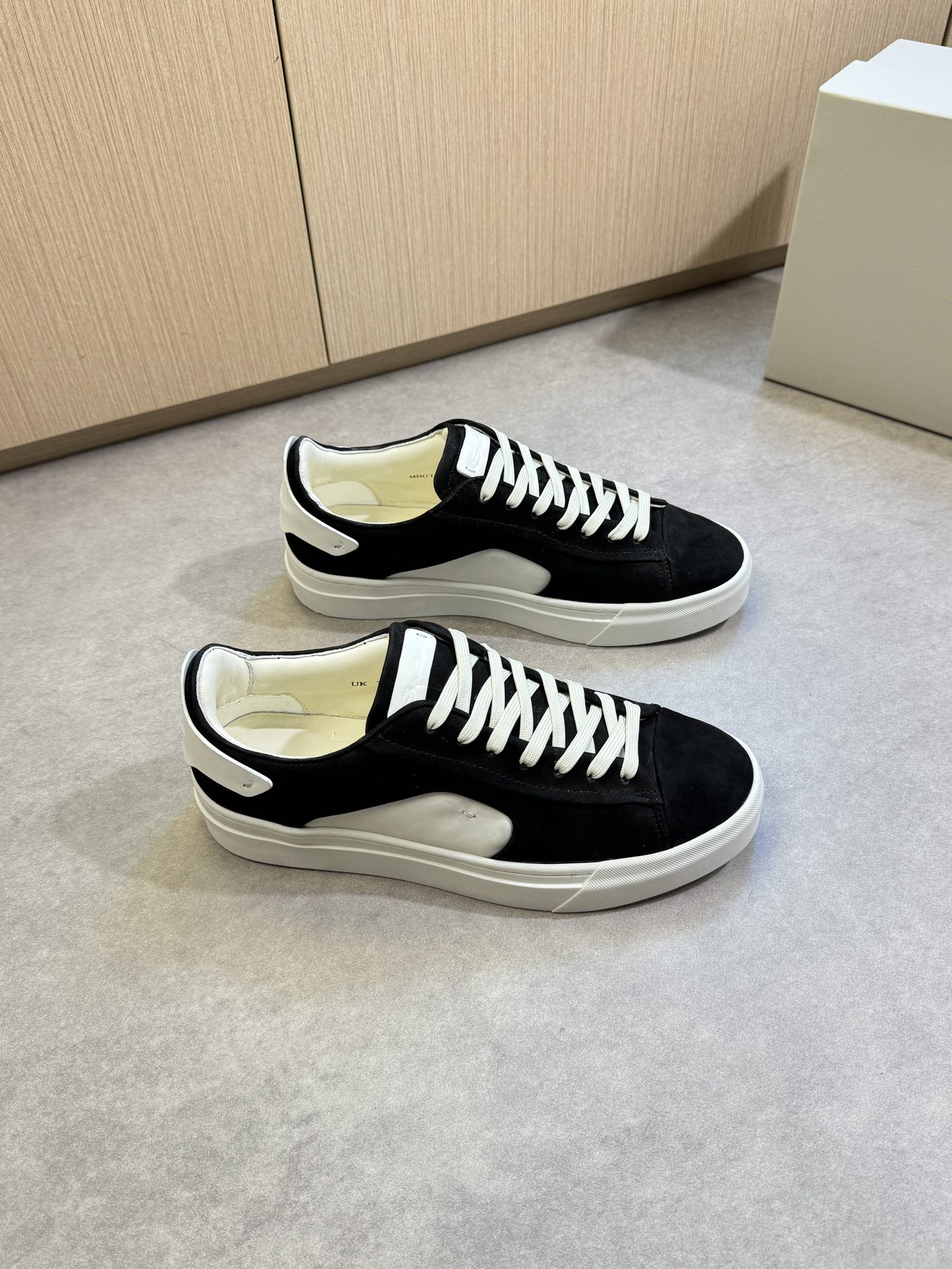 NO:350536,【SANTONI】Santoni - High-end quality Original single · Casual sports shoes - Upper Napa calfskin, reverse velvet calfskin, tongue. Heel. Air compressor brand LOGO - Inner water dyed cowhide - Outsole ultra-light TPR. Rubber two-color molded outsole - Ultra-high quality control · Fine workmanship highlighted (high-end · noble · grade) -Size 39-44 (38, 45, custom made) ·9154,,cowhide19860909【SANTONI】圣东尼 -高端品质 原单·休闲运动板鞋 -鞋面纳帕小牛皮、反绒小牛皮、鞋舌.后跟.空压品牌LOGO -内里水染牛皮 -大底超轻TPR.橡胶双色成型大底 -超高品控·做工精细凸显(高端·贵气·档次) -Size 39-44（38,45,可订做)·9154,,cowhide,Men's shoes