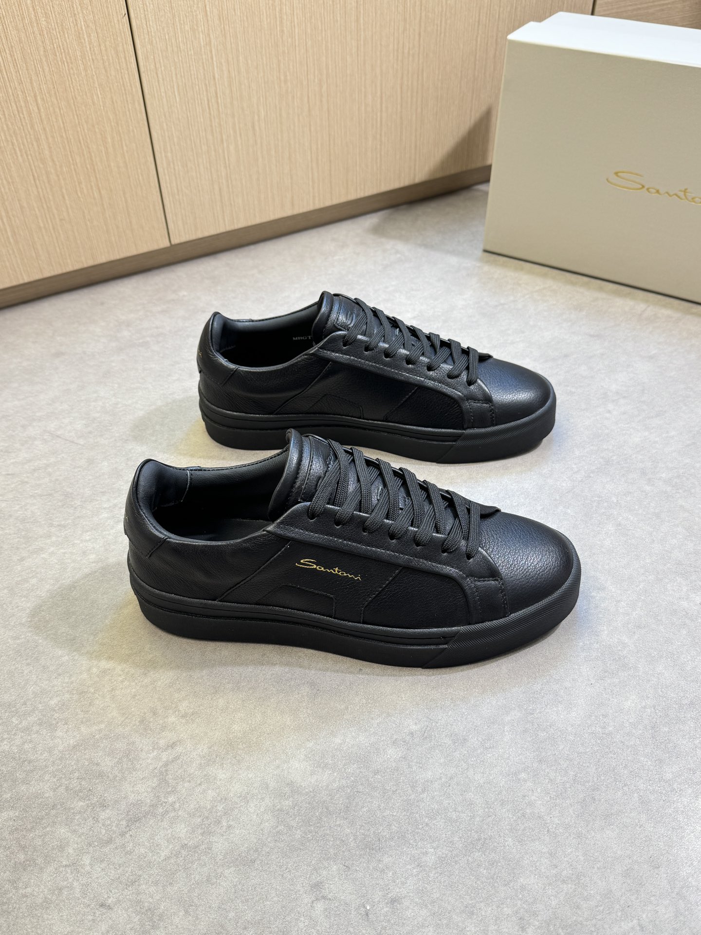 NO:350552,【SANTONI】SANTONI - High-end quality Original single · Casual sports shoes - Upper lit calfskin, shoe body, tongue, heel. Air compressor brand LOGO - Inner water dyed cowhide - Outsole ultra-light TPR. Rubber two-color molded outsole - Ultra-high quality control · Fine workmanship highlighted (high-end, noble, grade) -Size 39-44 (38, 45, custom made) ·9154,,cowhide19860909【SANTONI】圣东尼 -高端品质 原单·休闲运动板鞋 -鞋面荔纹小牛皮、鞋身.鞋舌.后跟.空压品牌LOGO -内里水染牛皮 -大底超轻TPR.橡胶双色成型大底 -超高品控·做工精细凸显(高端·贵气·档次) -Size 39-44（38,45,可订做)·9154,,cowhide,Men's shoes