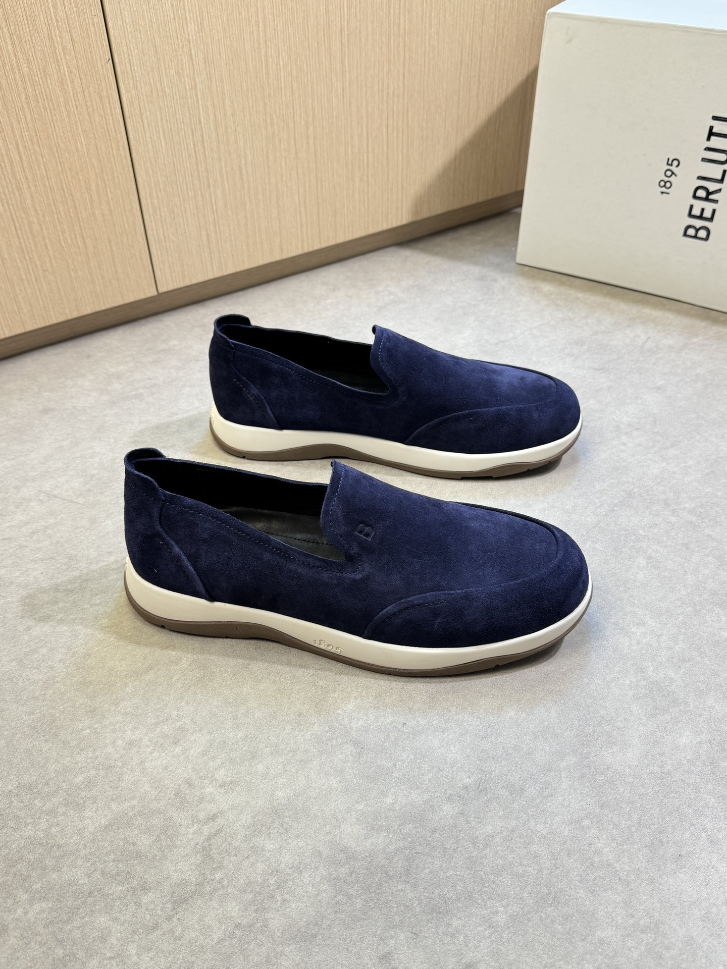 NO:350574,【Berluti】Berluti (Bruti) - High-end quality Original single · One-foot casual sports shoes - Imported upper high mercerized reverse velvet calfskin, shoe tongue air compressor brand logo totem - Inner water dyed cowhide - Outsole ultra-light TPR·rubber; Two-color molded sole - Ultra-high quality control·fine workmanship highlighted (high-end, noble, grade) -Size 39-44 (38,45, custom made)·B0678,,sneakers,cowhide19860909【 Berluti】伯尔鲁帝(布鲁提) -高端品质 原单·一脚蹬休闲运动鞋 -鞋面进口高丝光反绒小牛皮、鞋舌空压品牌logo图腾 -内里水染牛皮 -大底超轻TPR·橡胶；双色成型大底 -超高品控·做工精细凸显( 高端·贵气·档次 ) -Size 39-44（38,45,可订做)·B0678,,sneakers,cowhide,Men's shoes