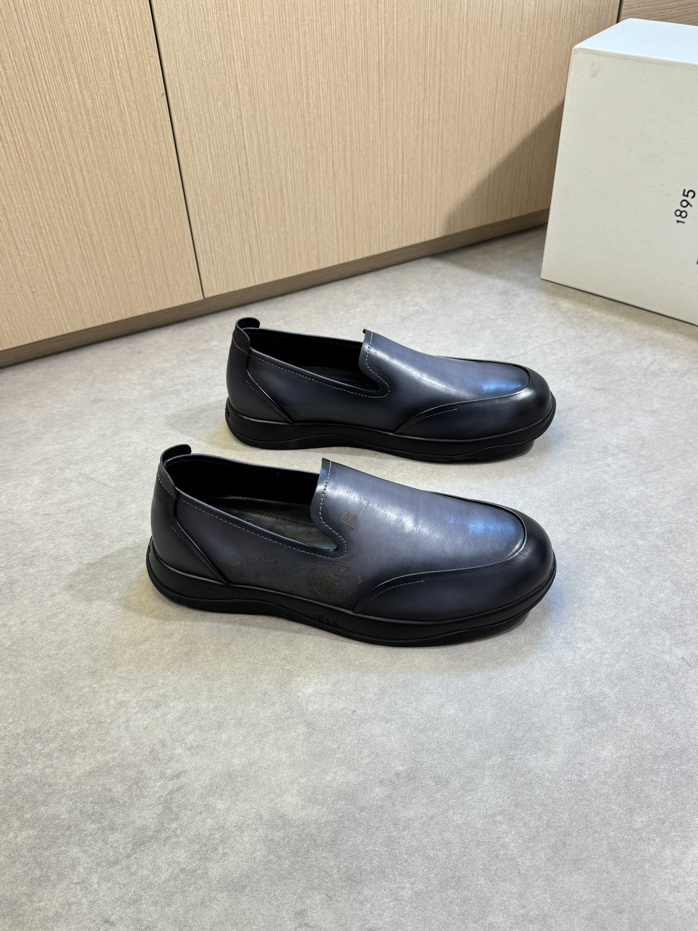 NO:350592,【Berluti】Berluti (Bruti) - High-end quality Original single · One-foot casual sneakers - Imported Napa calfskin on the upper. Pure hand-made color change technology, shoe body laser brand totem - Inner water dyed cowhide - Outsole ultra-light TPR·rubber; Two-color molded sole - Ultra-high quality control·fine workmanship highlights (high-end, noble, grade) -Size 39-44 (38,45, custom made)·B0678,,sneakers,cowhide19860909【 Berluti】伯尔鲁帝(布鲁提) -高端品质 原单·一脚蹬休闲运动鞋 -鞋面进口纳帕小牛皮.纯手工改色工艺、鞋身激光品牌图腾 -内里水染牛皮 -大底超轻TPR·橡胶；双色成型大底 -超高品控·做工精细凸显( 高端·贵气·档次 ) -Size 39-44（38,45,可订做)·B0678,,sneakers,cowhide,Men's shoes