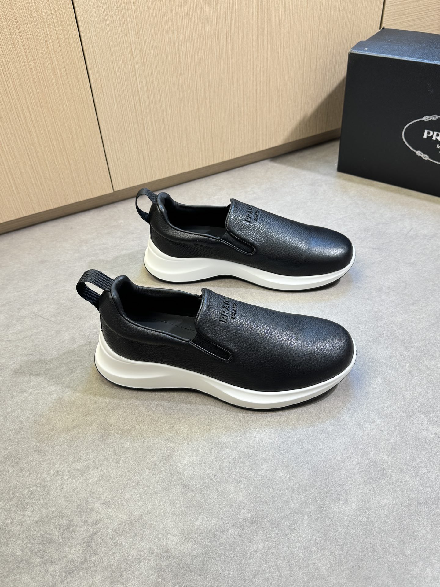 NO:350611,【PRADA】Prada - High-end quality Original single · One-foot-pedal casual sports shoes - Imported lychew calfskin on the upper, brand high elastic elastic band, shoe tongue injection molding brand logo - Inner water dyed cowhide - Outsole ultra-light TPU foaming·rubber; Two-color molded outsole - Ultra-high quality control·fine workmanship highlighted (high-end, noble, grade) -Size 38-44 (45, custom made)·0372,,prada,prada,sneakers,cowhide19860909【PRADA】普拉达 -高端品质 原单·一脚蹬休闲运动鞋 -鞋面进口荔纹小牛皮、品牌高弹力松紧带、鞋舌注塑品牌logo -内里水染牛皮 -大底超轻TPU发泡·橡胶；双色成型大底 -超高品控·做工精细凸显(高端·贵气·档次) -Size 38-44（45,可订做)·0372,,prada,prada,sneakers,cowhide,Men's shoes