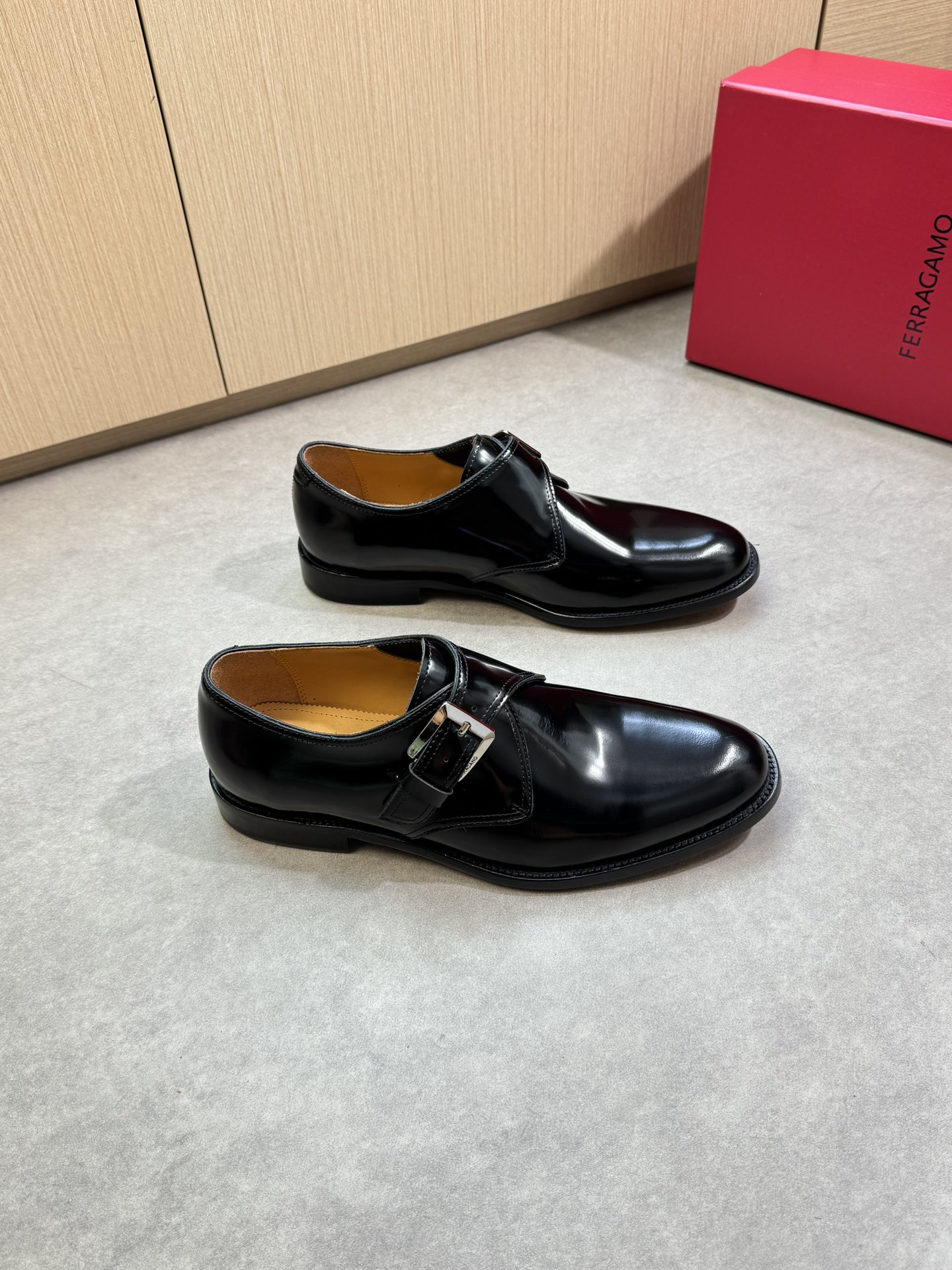 NO:351300,【 Ferragamo】 Ferragamo - High-end quality Original single · formal leather shoes - Upper beaded calfskin, brand metal fastener - Inner water dyed cowhide - Outsole ultralight TPR rubber· genuine leather; Combined molded leather outsole - Ultra-high quality control·fine workmanship highlighted (high-end, noble, grade) -Size 39-44 (38,45, custom made)·FE0678,,ferragamo,ferragamo,cowhide,Leather soles19860909【 Ferragamo】菲拉格慕 -高端品质 原单·正装皮鞋 -鞋面开边珠小牛皮、品牌金属扣件 -内里水染牛皮 -大底超轻TPR橡胶·真皮；组合成型真皮大底 -超高品控·做工精细凸显(高端·贵气·档次) -Size 39-44（38,45,可订做)·FE0678,,ferragamo,ferragamo,cowhide,Leather soles,Men's shoes