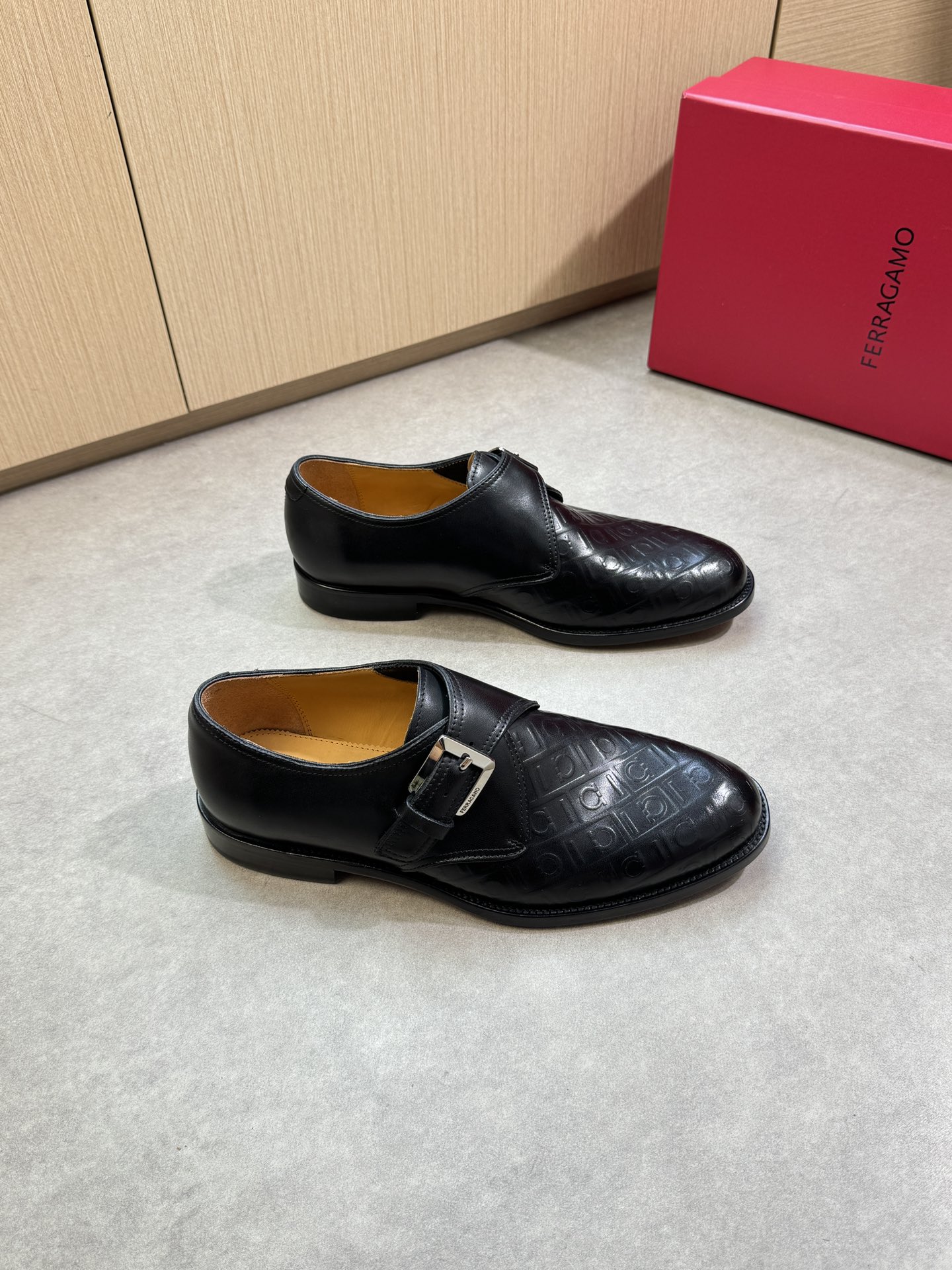 NO:351321,【 Ferragamo】 Ferragamo - High-end quality Original single · formal leather shoes - Upper Napa calfskin. Air compressor brand totem, brand metal fastener - Inner water dyed cowhide - Outsole ultra-light TPR rubber· genuine leather; Combined molded leather outsole - Ultra-high quality control·fine workmanship highlighted (high-end, noble, grade) -Size 39-44 (38,45, custom made)·FE0678,,ferragamo,ferragamo,cowhide,Leather soles19860909【 Ferragamo】菲拉格慕 -高端品质 原单·正装皮鞋 -鞋面纳帕小牛皮.空压品牌图腾、品牌金属扣件 -内里水染牛皮 -大底超轻TPR橡胶·真皮；组合成型真皮大底 -超高品控·做工精细凸显(高端·贵气·档次) -Size 39-44（38,45,可订做)·FE0678,,ferragamo,ferragamo,cowhide,Leather soles,Men's shoes