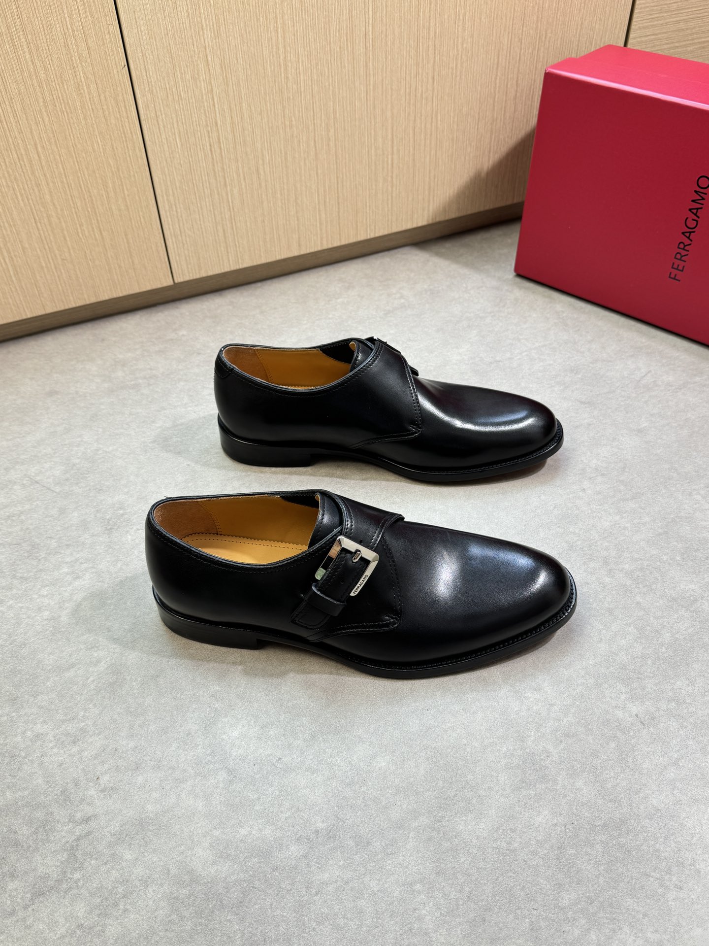 NO:351347,【 Ferragamo】 Ferragamo - High-end quality Original single · formal leather shoes - Upper Napa calfskin, brand metal fastener - Inner water dyed cowhide - Outsole ultralight TPR rubber· genuine leather; Combined molded leather outsole - Ultra high quality control·fine workmanship highlighted (high-end, noble, grade) -Size 39-44 (38,45, custom made)·FE0678,,ferragamo,ferragamo,cowhide,Leather soles19860909【 Ferragamo】菲拉格慕 -高端品质 原单·正装皮鞋 -鞋面纳帕小牛皮、品牌金属扣件 -内里水染牛皮 -大底超轻TPR橡胶·真皮；组合成型真皮大底 -超高品控·做工精细凸显(高端·贵气·档次) -Size 39-44（38,45,可订做)·FE0678,,ferragamo,ferragamo,cowhide,Leather soles,Men's shoes