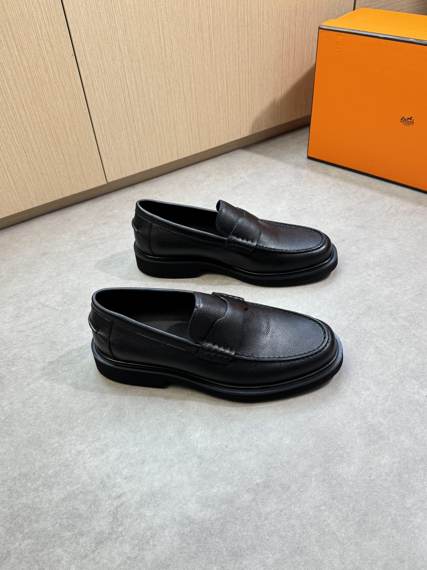 NO:351375,【HERMES】HERMES - High-end quality Original single · formal leather shoes - Imported tree pattern calfskin on the upper, external stitching of the shoe Dan, brand cross-bond decoration - Inner water dyed cowhide - Outsole ultra-light TPU foaming·rubber; Combined molded leather outsole - Ultra-high quality control·fine workmanship highlighted (high-end, noble, grade) -Size 39-44 (38, 45, 46, size can be customized)·HMS0678,, hermes, hermes, cowhide, Leather soles19860909【 HERMES】爱马仕 -高端品质 原单·正装皮鞋 -鞋面进口树纹小牛皮、鞋丹外合车缝线、品牌横担装饰 -内里水染牛皮 -大底超轻TPU发泡·橡胶；组合成型真皮大底 -超高品控·做工精细凸显( 高端·贵气·档次 ) -Size 39-44（38,45,46,码可订做)·HMS0678,,hermes,hermes,cowhide,Leather soles,Men's shoes