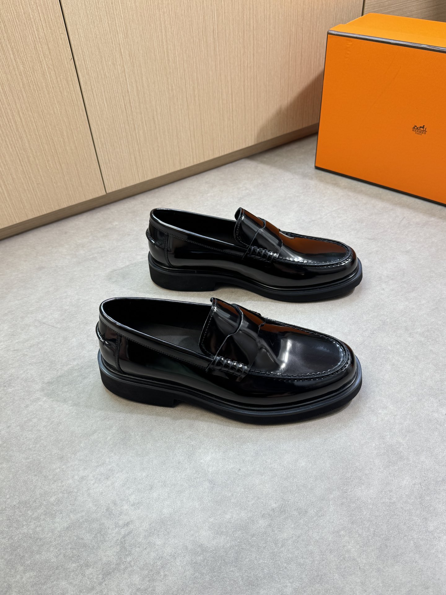 NO:351400,【HERMES】HERMES - High-end quality Original single · formal leather shoes - Imported upper beaded calfskin, shoe Dan outer stitching, brand cross-bond decoration - Inner water dyed cowhide - Outsole ultra-light TPU foaming·rubber; Combined molded leather outsole - Ultra-high quality control·fine workmanship highlighted (high-end, noble, grade) -Size 39-44 (38, 45, 46, size can be customized)·HMS0678,, hermes, hermes, cowhide, Leather soles19860909【 HERMES】爱马仕 -高端品质 原单·正装皮鞋 -鞋面进口开边珠小牛皮、鞋丹外合车缝线、品牌横担装饰 -内里水染牛皮 -大底超轻TPU发泡·橡胶；组合成型真皮大底 -超高品控·做工精细凸显( 高端·贵气·档次 ) -Size 39-44（38,45,46,码可订做)·HMS0678,,hermes,hermes,cowhide,Leather soles,Men's shoes