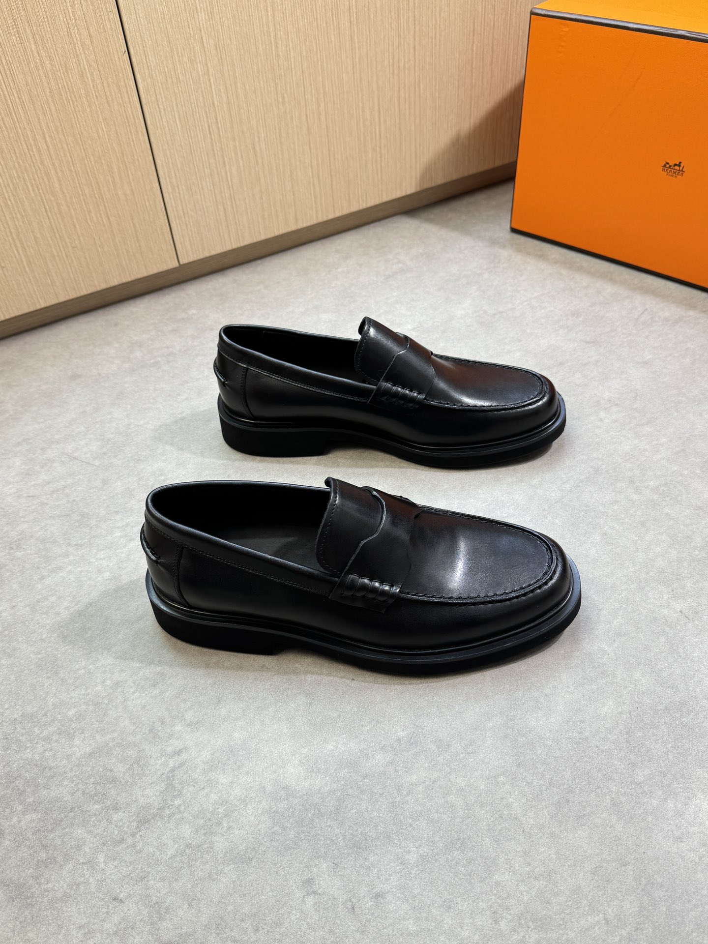 NO:351404,【HERMES】HERMES - High-end quality Original single · formal leather shoes - Imported upper Napa calfskin, shoe Dan external stitching, brand cross-bond decoration - Inner water dyed cowhide - Outsole ultra-light TPU foaming·rubber; Combined molded leather outsole - Ultra-high quality control·fine workmanship highlighted (high-end, noble, grade) -Size 39-44 (38, 45, 46, size can be customized)·HMS0678,, hermes, hermes, cowhide, Leather soles19860909【 HERMES】爱马仕 -高端品质 原单·正装皮鞋 -鞋面进口纳帕小牛皮、鞋丹外合车缝线、品牌横担装饰 -内里水染牛皮 -大底超轻TPU发泡·橡胶；组合成型真皮大底 -超高品控·做工精细凸显( 高端·贵气·档次 ) -Size 39-44（38,45,46,码可订做)·HMS0678,,hermes,hermes,cowhide,Leather soles,Men's shoes