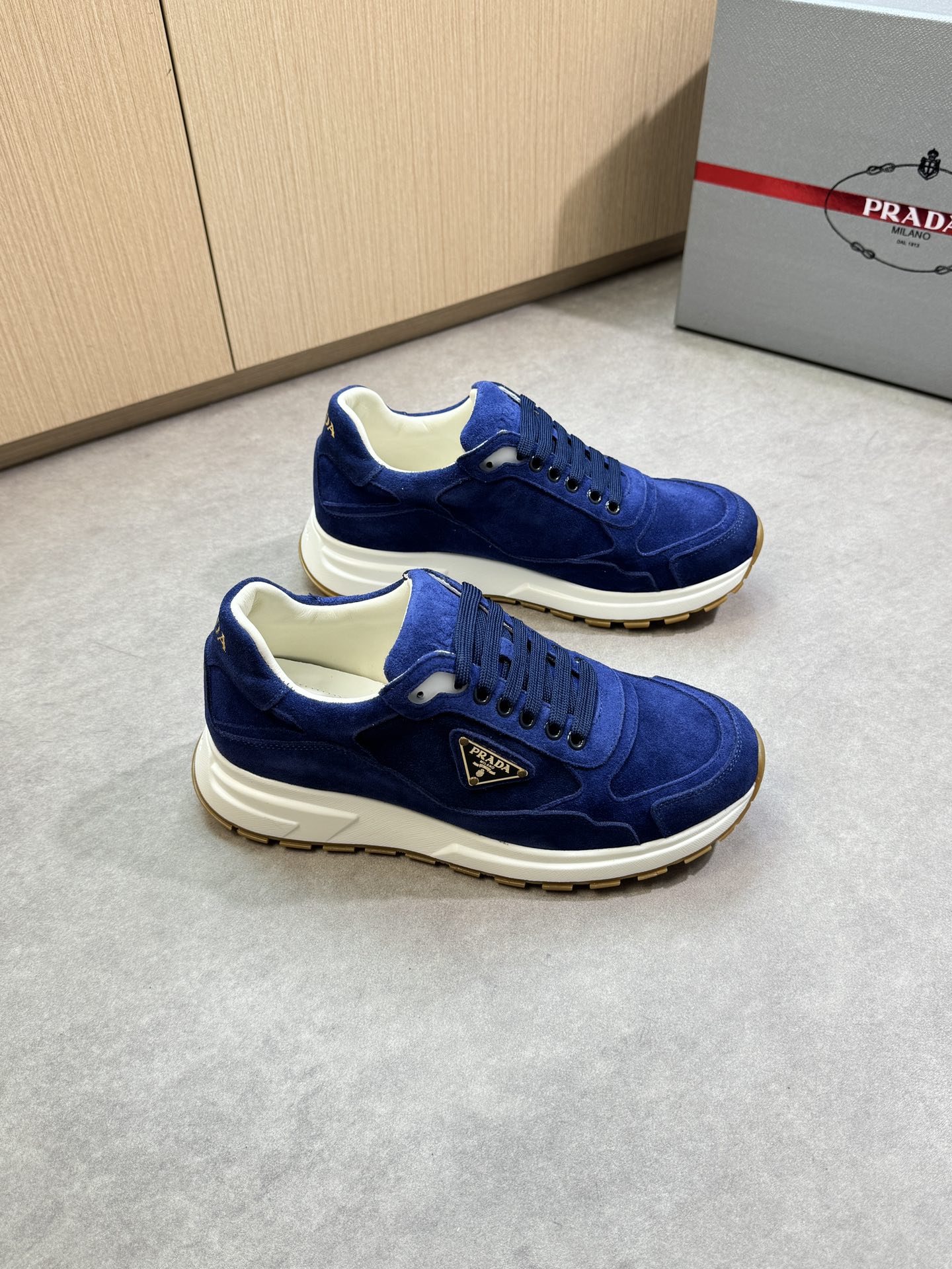 NO:351422,【PRADA】Prada - High-end quality Original single · Casual sports shoes - Upper back-fleece calfskin, shoe body brand metal fastener, tongue, heel. Silk-print brand logo - Inner water dye cowhide - Outsole ultra-light TPU foam; molded outsole - Ultra-high quality control · Fine workmanship highlighted (high-end · noble · grade) -Size 38-44 (45, custom made) ·PR0135,,prada,prada,sneakers,cowhide19860909【PRADA】普拉达  -高端品质 原单·休闲运动鞋 -鞋面反绒小牛皮、鞋身品牌金属扣件、鞋舌.后跟.丝印品牌logo -内里水染牛皮 -大底超轻TPU发泡；成型大底 -超高品控·做工精细凸显(高端·贵气·档次) -Size 38-44（45,可订做)·PR0135,,prada,prada,sneakers,cowhide,Men's shoes