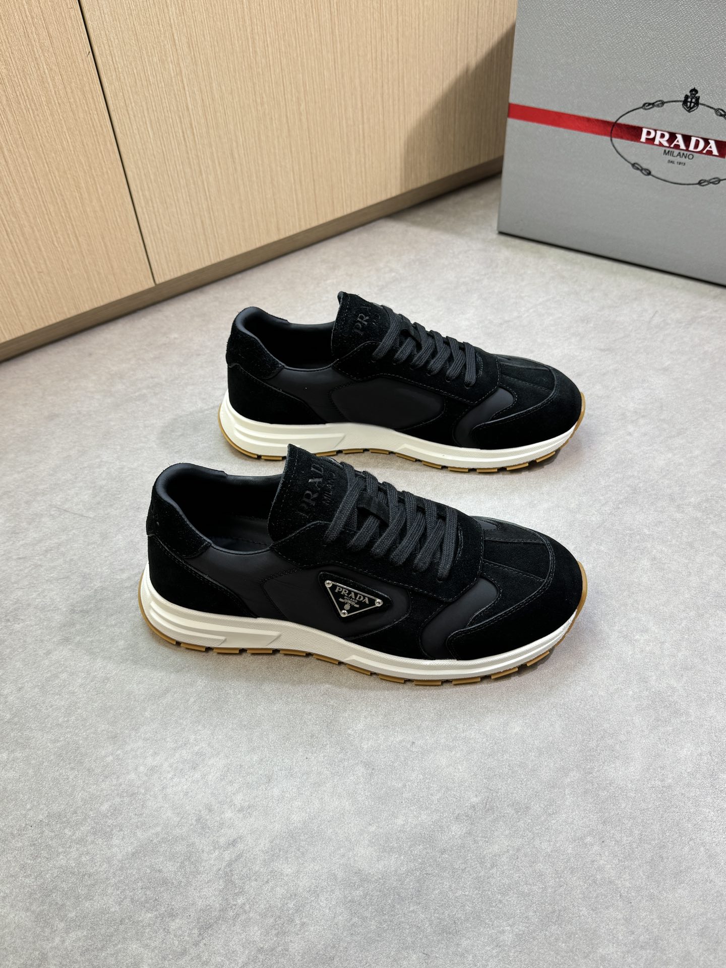 NO:351442,【PRADA】Prada - High-end quality Original single · Casual sports shoes - Upper reverse velvet calfskin, brand high mercerized canvas, shoe body brand metal fastener, tongue, heel. Air compressor brand logo - Inner water dye cowhide - Outsole ultra-light TPU foam; molded outsole - Ultra-high quality control · Fine workmanship highlighted (high-end · noble · grade) -Size 38-44 (45, custom made) ·PR0135,,prada,prada,sneakers,cowhide19860909【PRADA】普拉达  -高端品质 原单·休闲运动鞋 -鞋面反绒小牛皮、品牌高丝光帆布、鞋身品牌金属扣件、鞋舌.后跟.空压品牌logo -内里水染牛皮 -大底超轻TPU发泡；成型大底 -超高品控·做工精细凸显(高端·贵气·档次) -Size 38-44（45,可订做)·PR0135,,prada,prada,sneakers,cowhide,Men's shoes
