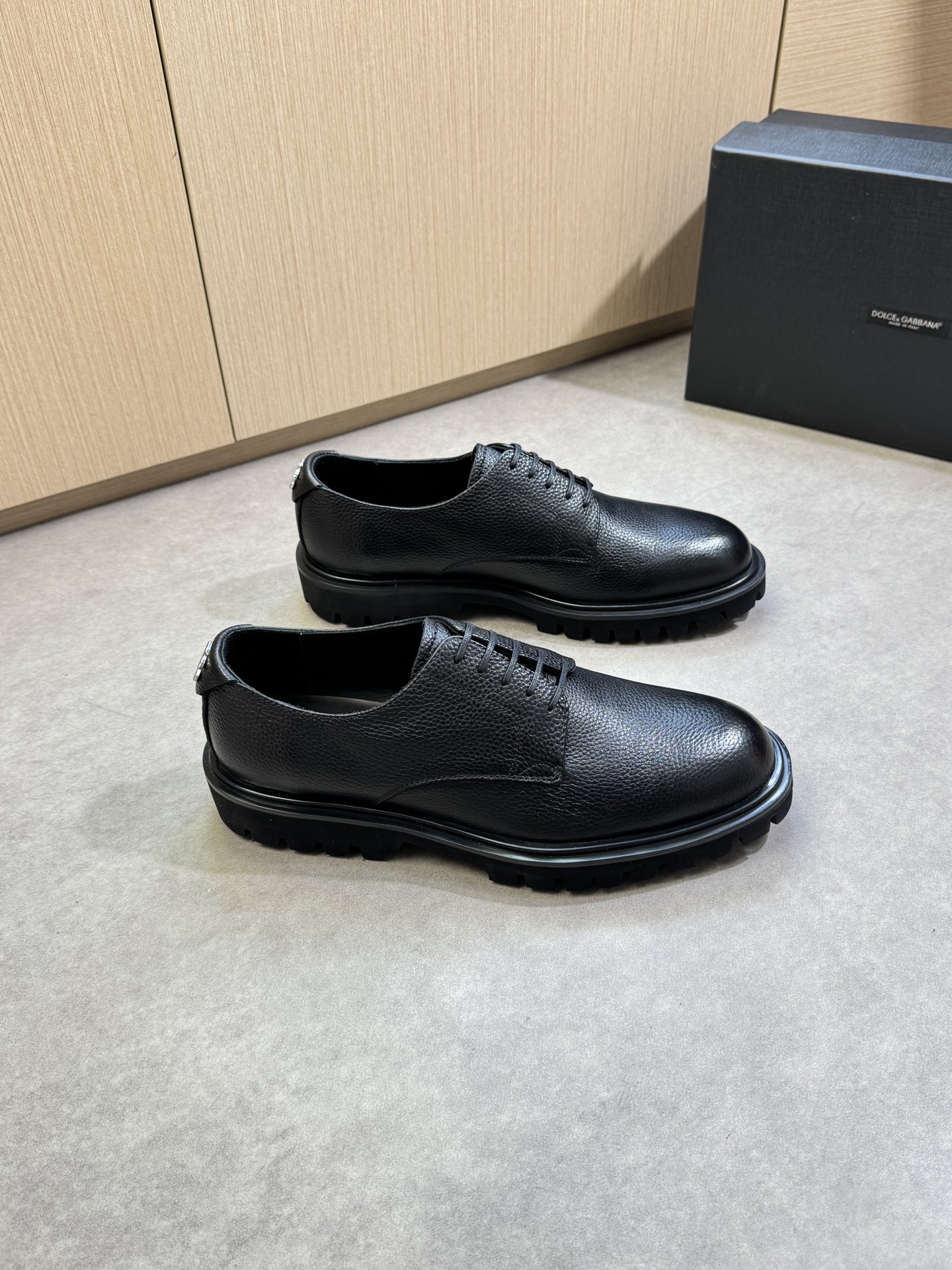 NO:351277,【DOLCE & GABBANA】Dolce & Gabbana - High-end quality Original single · formal leather shoes - upper back fleece calfskin, heel brand metal fastener decoration - inner water dyed cowhide - outsole ultralight TPU foam · rubber; combined molded outsole - ultra high quality control · fine workmanship highlighted (high-end · noble · grade) -Size 39-45 (38, 46, custom made)·DG0678,, Dolce & Gabbana, Dolce & Gabbana, cowhide19860909【DOLCE & GABBANA】杜嘉班纳 -高端品质 原单·正装皮鞋 -鞋面反绒小牛皮、后跟品牌金属扣件装饰 -内里水染牛皮 -大底超轻TPU发泡·橡胶; 组合成型大底 -超高品控·做工精细凸显(高端·贵气·档次) -Size 39-45（38,46,可订做)·DG0678,,Dolce&Gabbana,Dolce&Gabbana,cowhide,Men's shoes