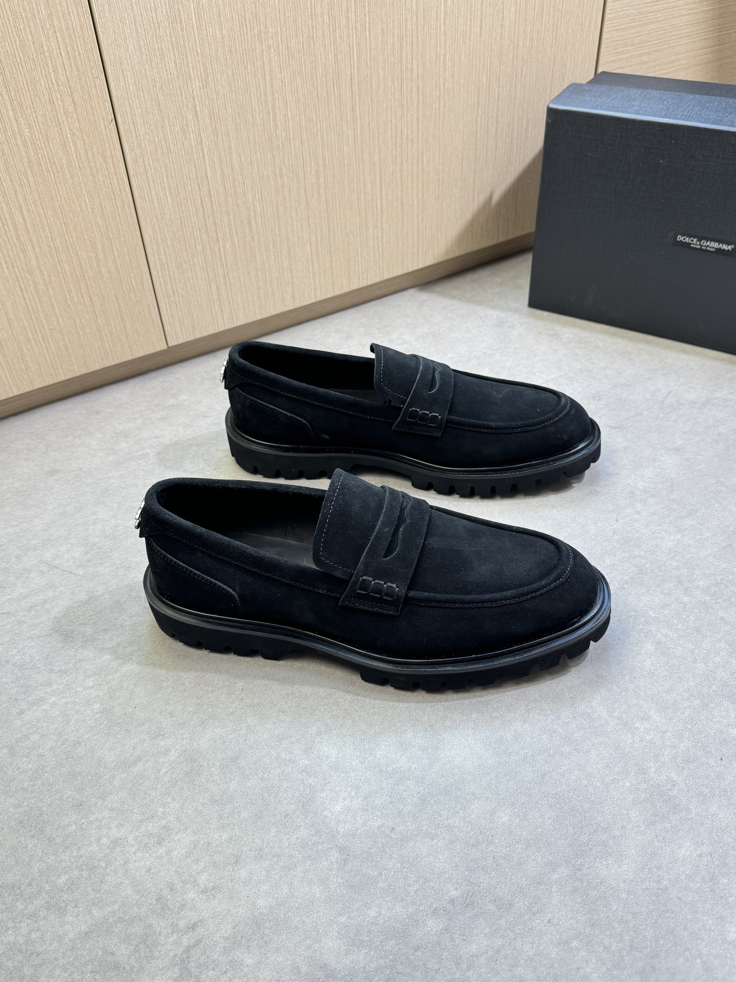 NO:351299,【DOLCE & GABBANA】Dougabana - High-end quality Original single · formal leather shoes - Upper reverse velvet calfskin, shoe Danqi shaved anti-dark line craft, heel brand metal fastener decoration - Inner water dyed cowhide - Outsole ultra-light TPU foaming·rubber; Combination molded outsole - Ultra-high quality control·fine workmanship highlighting (high-end, noble, grade) -Size 39-45 (38,46, custom made)·DG0678,, Dolce&Gabbana, Dolce&Gabbana, cowhide19860909【DOLCE & GABBANA】杜嘉班纳 -高端品质 原单·正装皮鞋 -鞋面反绒小牛皮、鞋丹起股车反暗线工艺、后跟品牌金属扣件装饰 -内里水染牛皮 -大底超轻TPU发泡·橡胶; 组合成型大底 -超高品控·做工精细凸显(高端·贵气·档次) -Size 39-45（38,46,可订做)·DG0678,,Dolce&Gabbana,Dolce&Gabbana,cowhide,Men's shoes