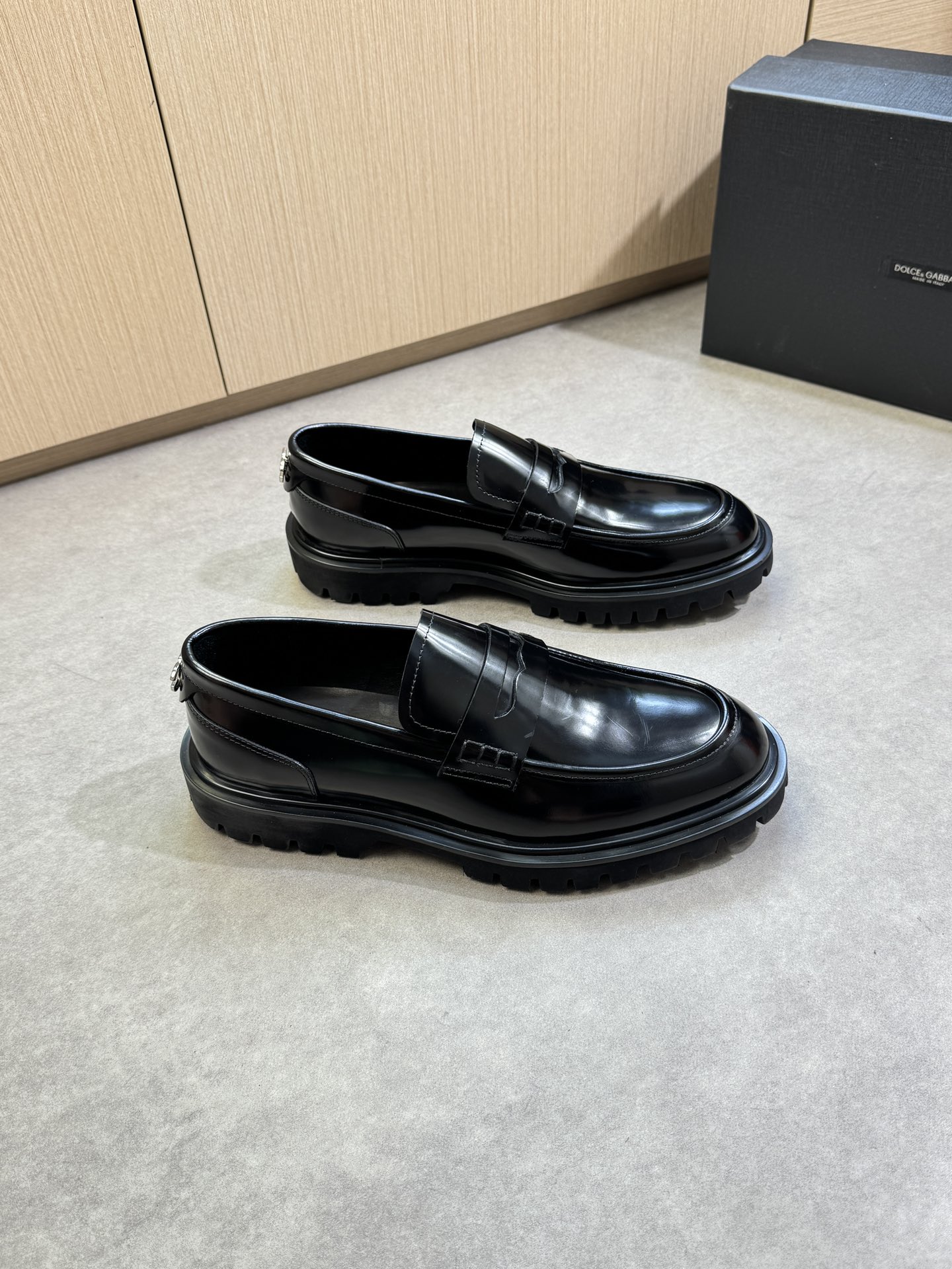 NO:351320,【DOLCE & GABBANA】Dougabana - High-end quality Original single · formal leather shoes - Upper open-edge beaded calfskin, shoe Danqi shaved anti-dark line craft, heel brand metal fastener decoration - Inner water dyed cowhide - Outsole ultra-light TPU foaming·rubber; Combination molded outsole - Ultra-high quality control·fine workmanship highlighting (high-end, noble, grade) -Size 39-45 (38,46, custom made)·DG0678,, Dolce&Gabbana, Dolce&Gabbana, cowhide19860909【DOLCE & GABBANA】杜嘉班纳 -高端品质 原单·正装皮鞋 -鞋面开边珠小牛皮、鞋丹起股车反暗线工艺、后跟品牌金属扣件装饰 -内里水染牛皮 -大底超轻TPU发泡·橡胶; 组合成型大底 -超高品控·做工精细凸显(高端·贵气·档次) -Size 39-45（38,46,可订做)·DG0678,,Dolce&Gabbana,Dolce&Gabbana,cowhide,Men's shoes