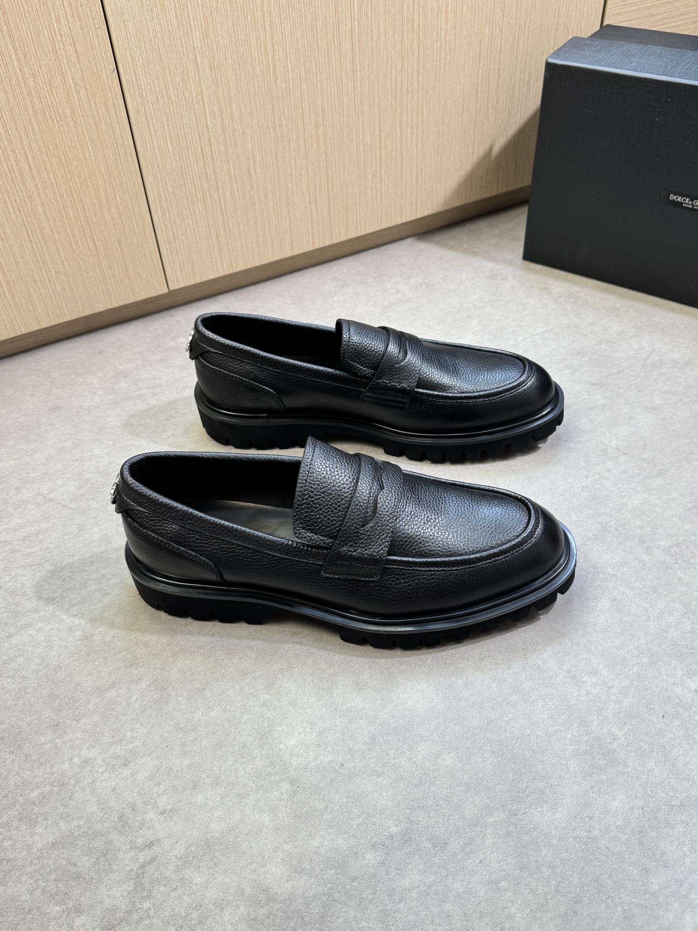 NO:351342,【DOLCE & GABBANA】Dougabana - High-end quality Original single · formal leather shoes - upper lit calfskin, shoe Danqi stock anti-dark line craft, heel brand metal fastener decoration - inner water dye cowhide - outsole ultra-light TPU foam · rubber; combined molding outsole - ultra-high quality control · fine workmanship highlight (high-end · noble · grade) -Size 39-45 (38, 46, custom made)·DG0678,, Dolce&Gabbana, Dolce&Gabbana, cowhide19860909【DOLCE & GABBANA】杜嘉班纳 -高端品质 原单·正装皮鞋 -鞋面荔纹小牛皮、鞋丹起股车反暗线工艺、后跟品牌金属扣件装饰 -内里水染牛皮 -大底超轻TPU发泡·橡胶; 组合成型大底 -超高品控·做工精细凸显(高端·贵气·档次) -Size 39-45（38,46,可订做)·DG0678,,Dolce&Gabbana,Dolce&Gabbana,cowhide,Men's shoes