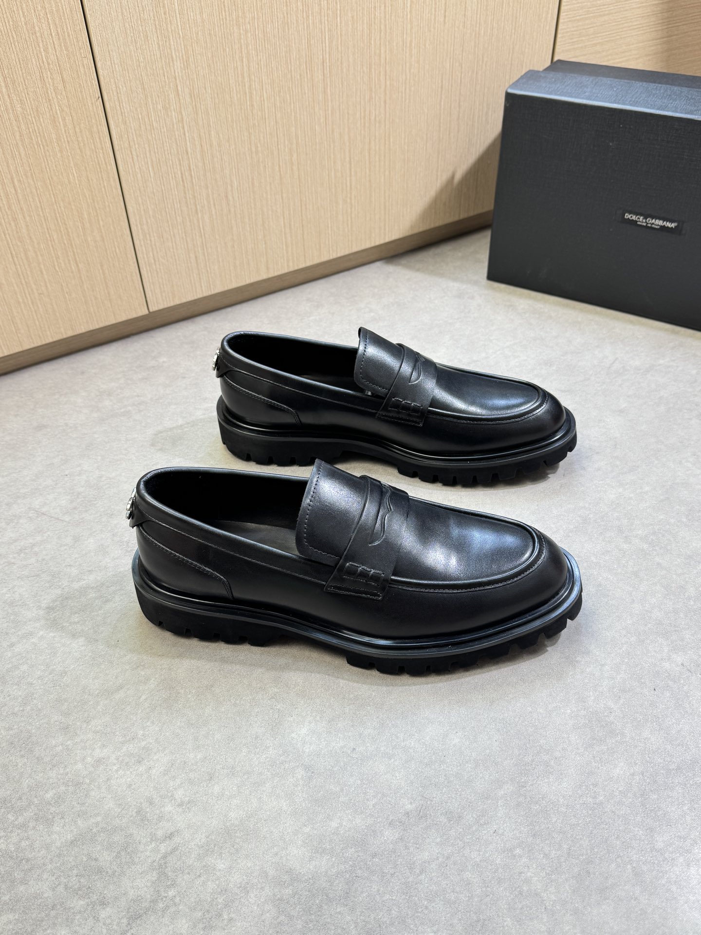 NO:351370,【DOLCE & GABBANA】Dougabana - High-end quality Original single · formal leather shoes - Upper Napa calfskin, shoe Danqi stock anti-dark line craft, heel brand metal fastener decoration - Inner water dye cowhide - Outsole ultra-light TPU foam · Rubber; Combination molded outsole - Ultra-high quality control · fine workmanship highlighting (high-end · noble · grade) -Size 39-45 (38, 46, custom made)·DG0678,, Dolce&Gabbana, Dolce&Gabbana, cowhide19860909【DOLCE & GABBANA】杜嘉班纳 -高端品质 原单·正装皮鞋 -鞋面纳帕小牛皮、鞋丹起股车反暗线工艺、后跟品牌金属扣件装饰 -内里水染牛皮 -大底超轻TPU发泡·橡胶; 组合成型大底 -超高品控·做工精细凸显(高端·贵气·档次) -Size 39-45（38,46,可订做)·DG0678,,Dolce&Gabbana,Dolce&Gabbana,cowhide,Men's shoes