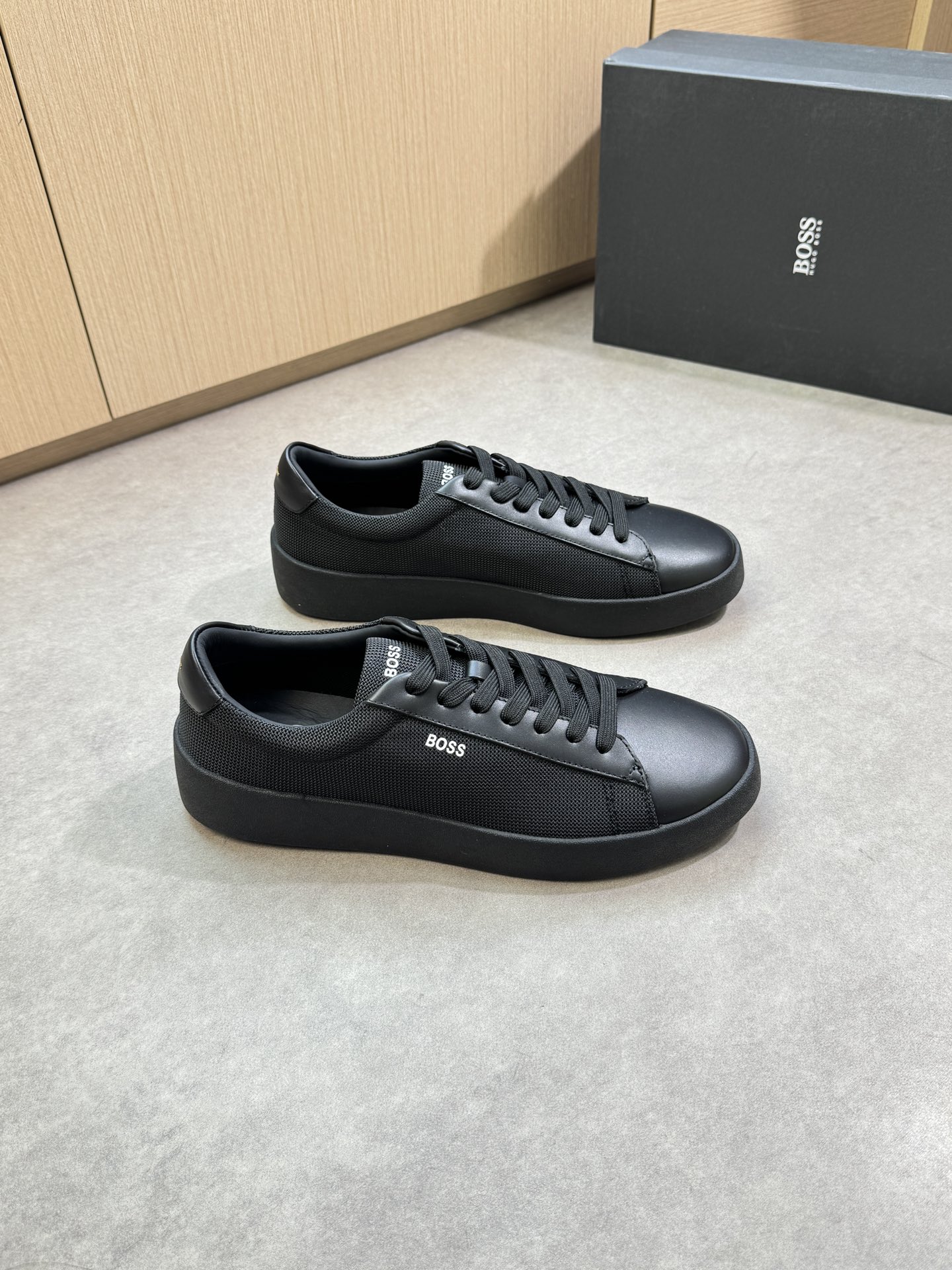 NO:351261,【BOSS】Boss - High-end quality Original single · Casual sports shoes - Upper Napa calfskin, brand high mercerized canvas. Silk-printed brand logo - Inner water dyed cowhide - Outsole ultra-light TPR rubber; molded outsole - Ultra-high quality control · Fine workmanship highlighted (high-end · noble · grade) -Size 39-44 (38, 45, 46, custom made)·0039,,cowhide19860909【BOSS】博思 -高端品质 原单·休闲运动板鞋 -鞋面纳帕小牛皮、品牌高丝光帆布.丝印品牌logo -内里水染牛皮 -大底超轻TPR橡胶；成型大底 -超高品控·做工精细凸显(高端·贵气·档次) -Size 39-44（38,45,46,可订做)·0039,,cowhide,Men's shoes