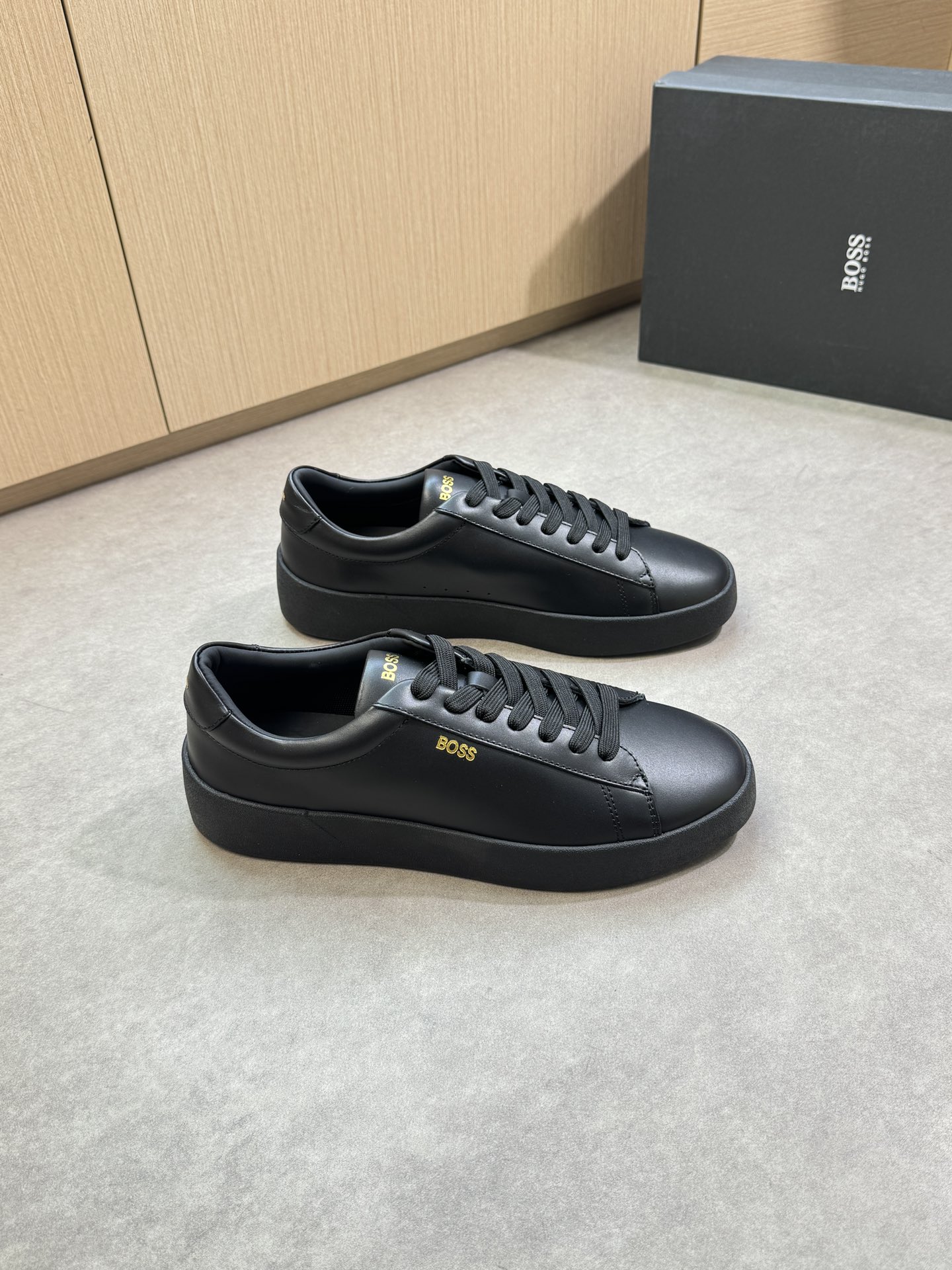 NO:351276,【BOSS】Boss - High-end quality Original single · Casual sports shoes - Upper Napa calfskin. Silk-printed brand logo - Inner water dyed cowhide - Outsole ultra-light TPR rubber; molded outsole - Ultra-high quality control · Fine workmanship highlighted (high-end · noble · grade) -Size 39-44 (38, 45, 46, custom made)·0039,,cowhide19860909【BOSS】博思 -高端品质 原单·休闲运动板鞋 -鞋面纳帕小牛皮.丝印品牌logo -内里水染牛皮 -大底超轻TPR橡胶；成型大底 -超高品控·做工精细凸显(高端·贵气·档次) -Size 39-44（38,45,46,可订做)·0039,,cowhide,Men's shoes