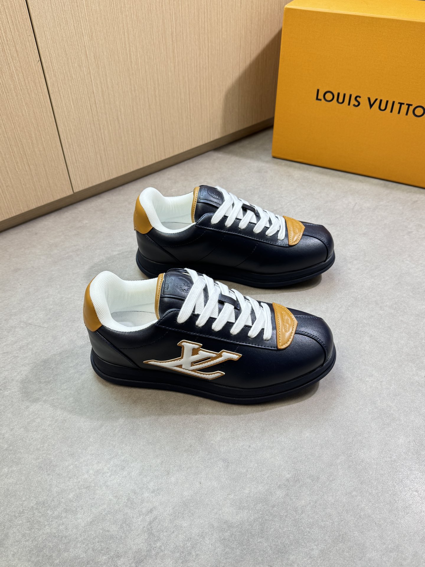 NO:352205,【Louis Vuitton】Louis Vuitton - High-end quality Original single casual sneakers - Upper Napa calfskin, shoe body sewing brand module, toe, tongue, heel; air compressor brand logo - inner lining brand canvas - outsole ultra-light original TPR rubber; molded outsole - ultra-high quality control · fine workmanship highlighting (high-end, noble, grade) - Size 39-44 (38, 45, custom made)·L0126,,louis vuitton,louis vuitton,sneakers,cowhide19860909【Louis Vuitton】路易威登 -高端品质 原单·休闲运动鞋 -鞋面纳帕小牛皮、鞋身车缝品牌模块、鞋头.鞋舌.后跟；空压品牌logo -内里品牌帆布 -大底超轻原版TPR橡胶；成型大底 -超高品控·做工精细凸显(高端·贵气·档次) -Size 39-44（38,45,可订做)·L0126,,louis vuitton,louis vuitton,sneakers,cowhide,Men's shoes