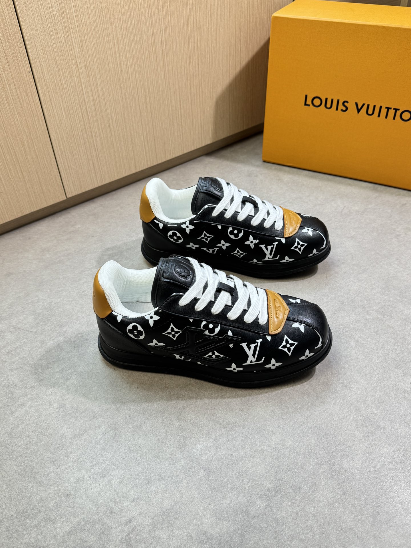 NO:352232,【Louis Vuitton】Louis Vuitton - High-end quality Original single casual sneakers - Upper Napa calfskin. 3D color printing brand totem, shoe body sewing brand module, toe shoe, tongue, heel; air compressor brand logo - inner lining brand canvas - outsole ultra-light original TPR rubber; molded outsole - ultra-high quality control · fine workmanship highlighting (high-end · noble · grade) - Size 39-44 (38, 45, custom made)·L0126,,louis vuitton,louis vuitton,sneakers,cowhide19860909【Louis Vuitton】路易威登 -高端品质 原单·休闲运动鞋 -鞋面纳帕小牛皮.3D彩印品牌图腾、鞋身车缝品牌模块、鞋头.鞋舌.后跟；空压品牌logo -内里品牌帆布 -大底超轻原版TPR橡胶；成型大底 -超高品控·做工精细凸显(高端·贵气·档次) -Size 39-44（38,45,可订做)·L0126,,louis vuitton,louis vuitton,sneakers,cowhide,Men's shoes