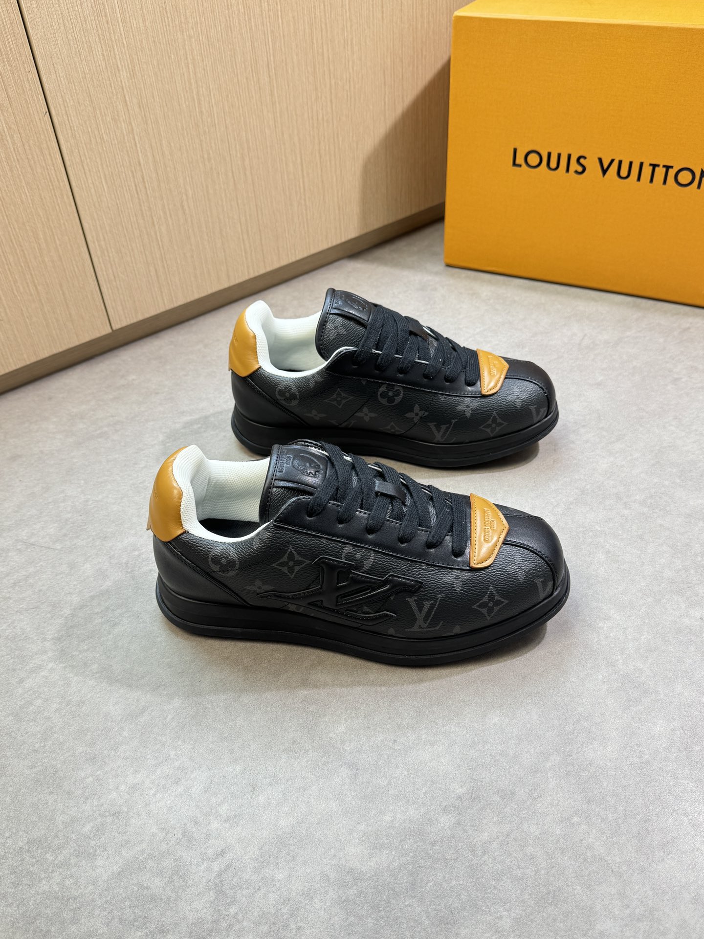 NO:352253,【Louis Vuitton】Louis Vuitton - High-end quality Original single · Casual sports shoes - Upper brand totem PVC leather, shoe body sewing brand module, toe shoe, tongue, heel; air compressor brand logo - inner lining brand canvas - outsole ultra-light original TPR rubber; molded outsole - ultra-high quality control · fine workmanship highlighting (high-end · noble · grade) - Size 39-44 (38, 45, custom made)·L0126,,louis vuitton,louis vuitton,sneakers19860909【Louis Vuitton】路易威登 -高端品质 原单·休闲运动鞋 -鞋面品牌图腾PVC皮料、鞋身车缝品牌模块、鞋头.鞋舌.后跟；空压品牌logo -内里品牌帆布 -大底超轻原版TPR橡胶；成型大底 -超高品控·做工精细凸显(高端·贵气·档次) -Size 39-44（38,45,可订做)·L0126,,louis vuitton,louis vuitton,sneakers,Men's shoes